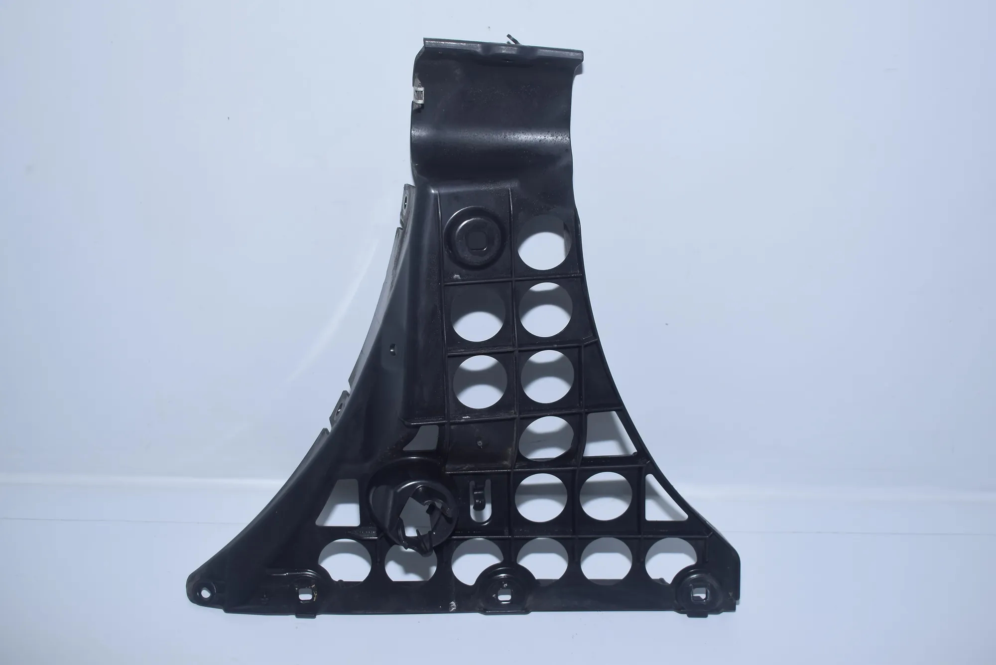 Rear Left Bumper Bracket – OEM 7033715 · BMW 5 (E60) 523 i 2006 – 3