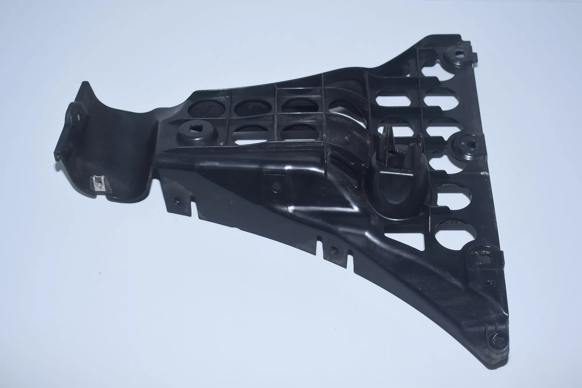Rear Left Bumper Bracket – OEM 7033715 · BMW 5 (E60) 523 i 2006 – 2