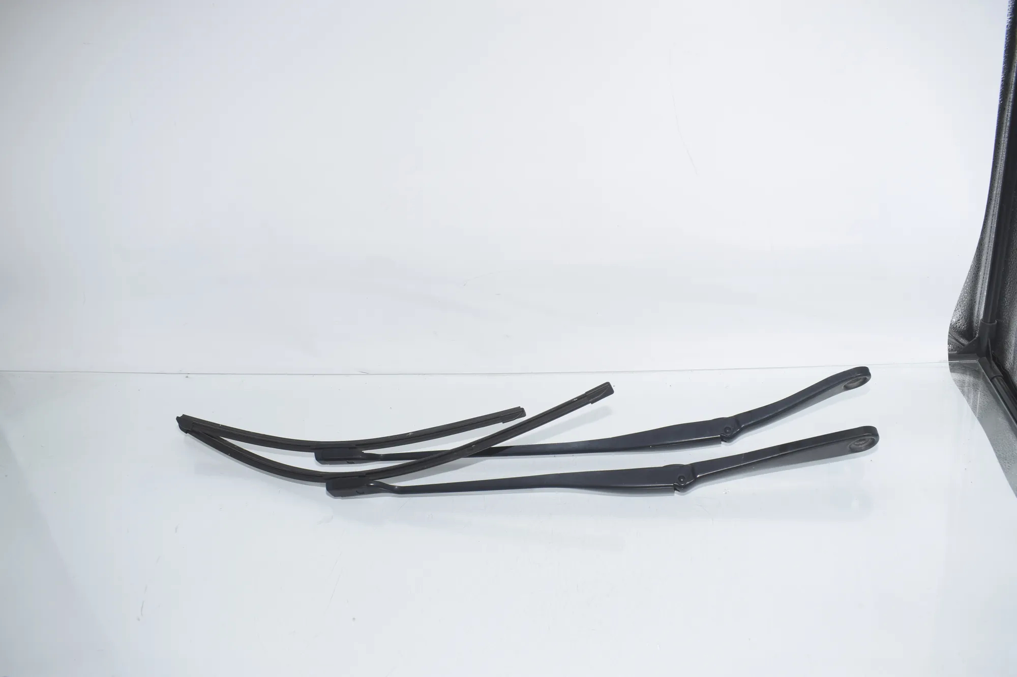 Front Wiper Arms – OEM 9463860 · BMW 5 (G30) (2016 - -) 540 i 2017
