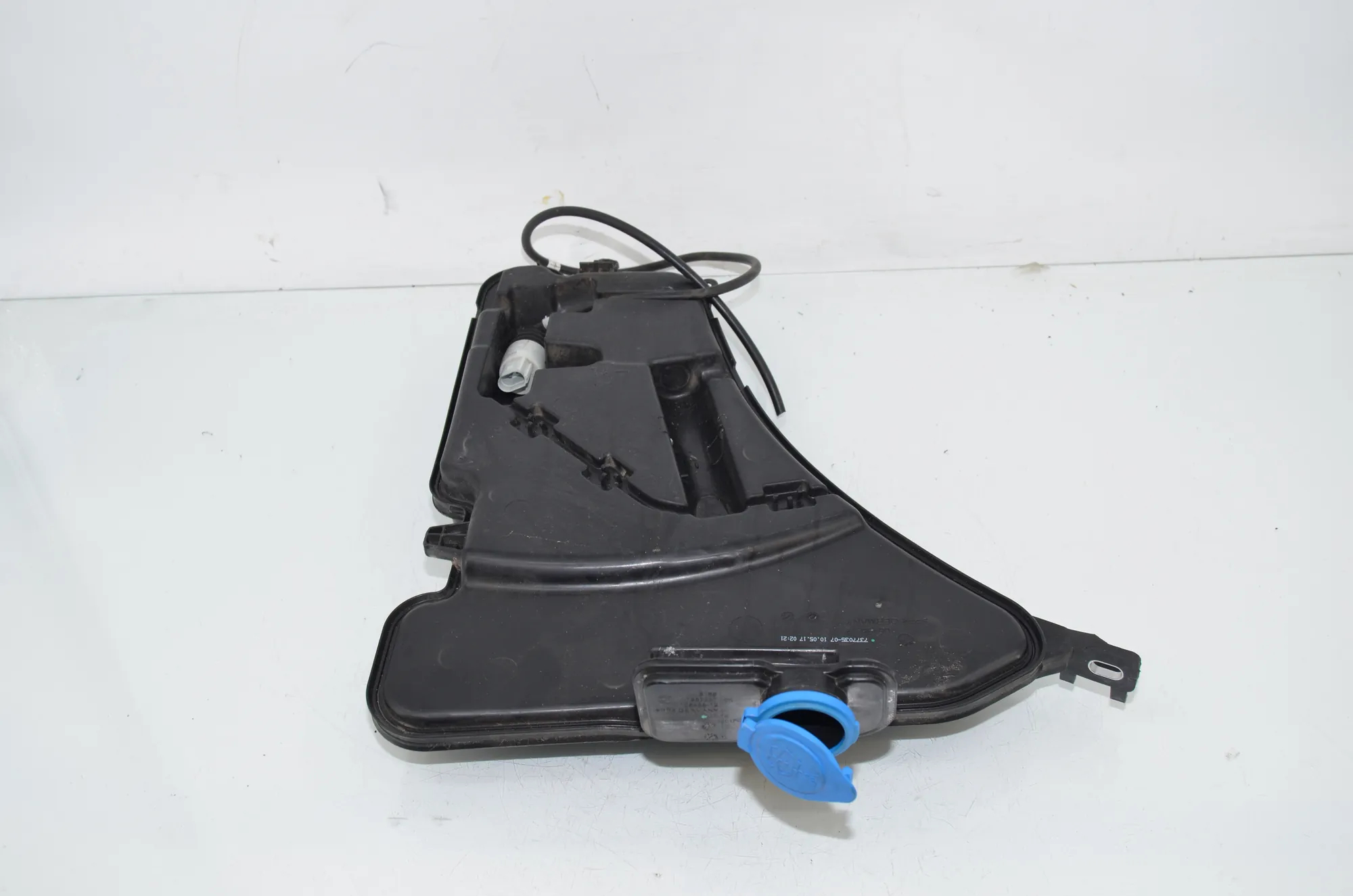 Window Washer Tank – OEM 7377035 · BMW 5 (G30) (2016 - -) 540 i 2017 – 2