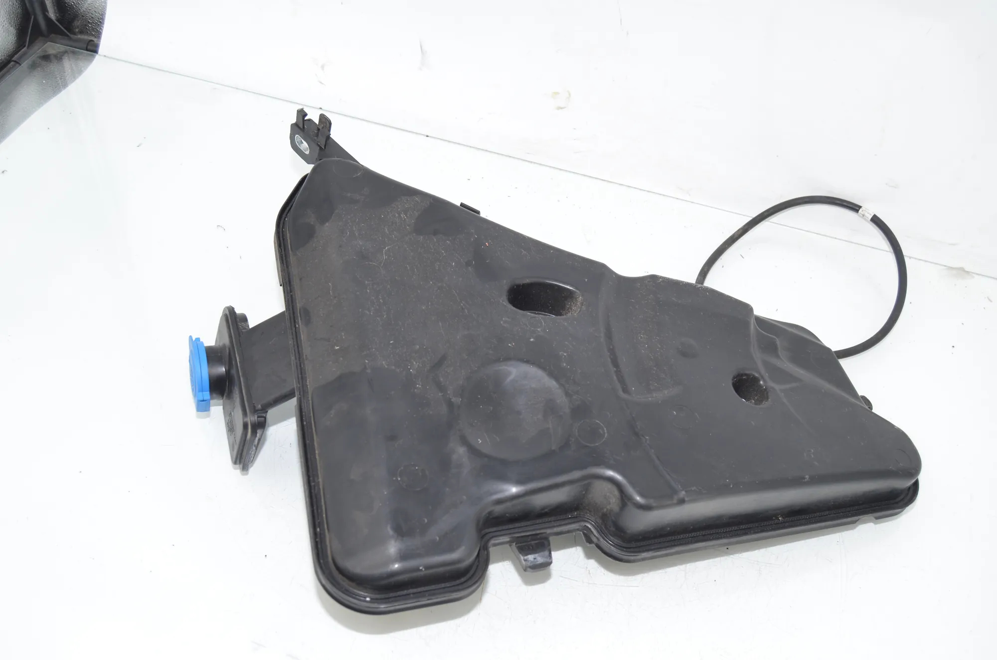 Window Washer Tank – OEM 7377035 · BMW 5 (G30) (2016 - -) 540 i 2017 – 3