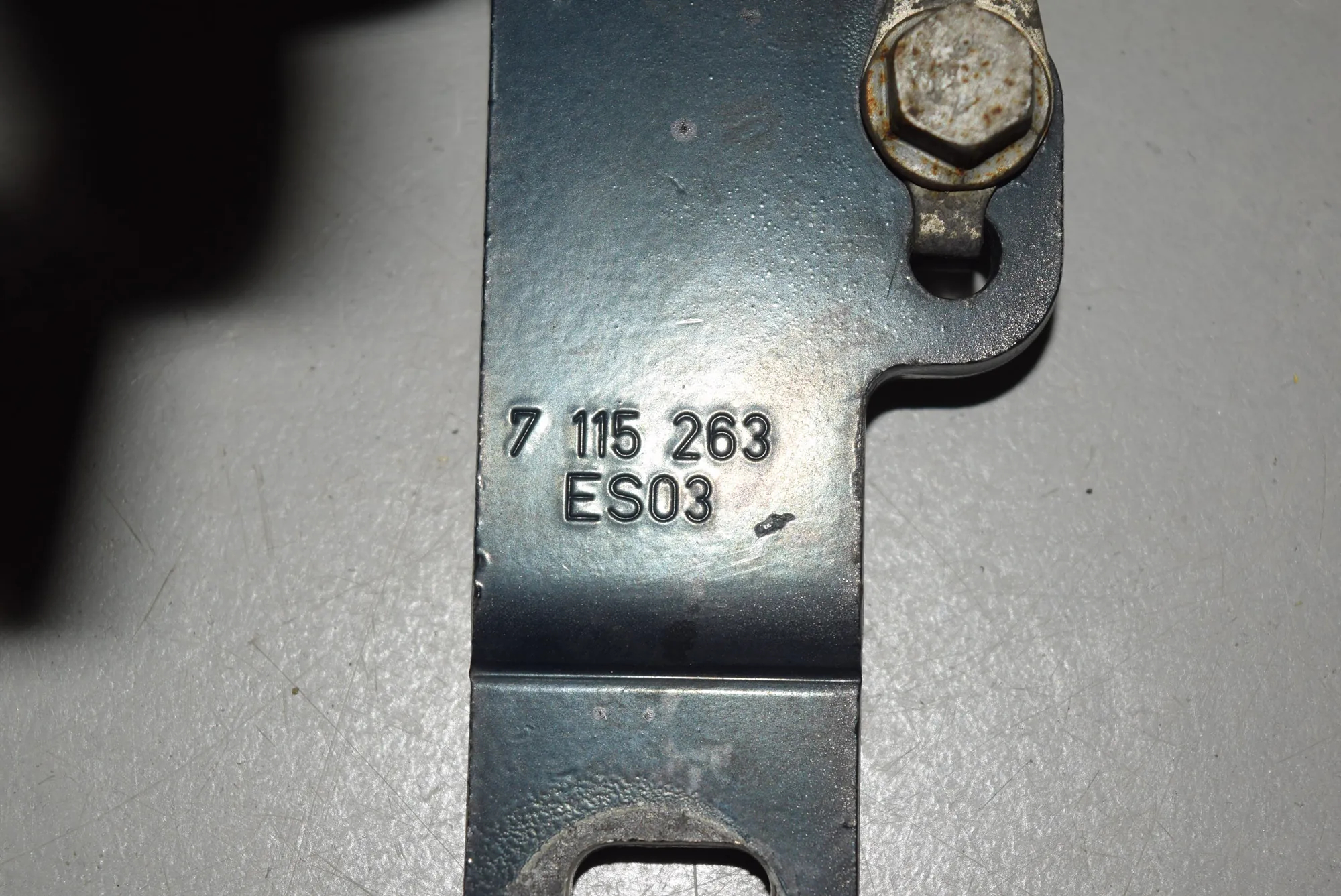 Front Left Bonnet Hinge – OEM 7115263 · BMW 3 (E90) 320 d 2005 – 3