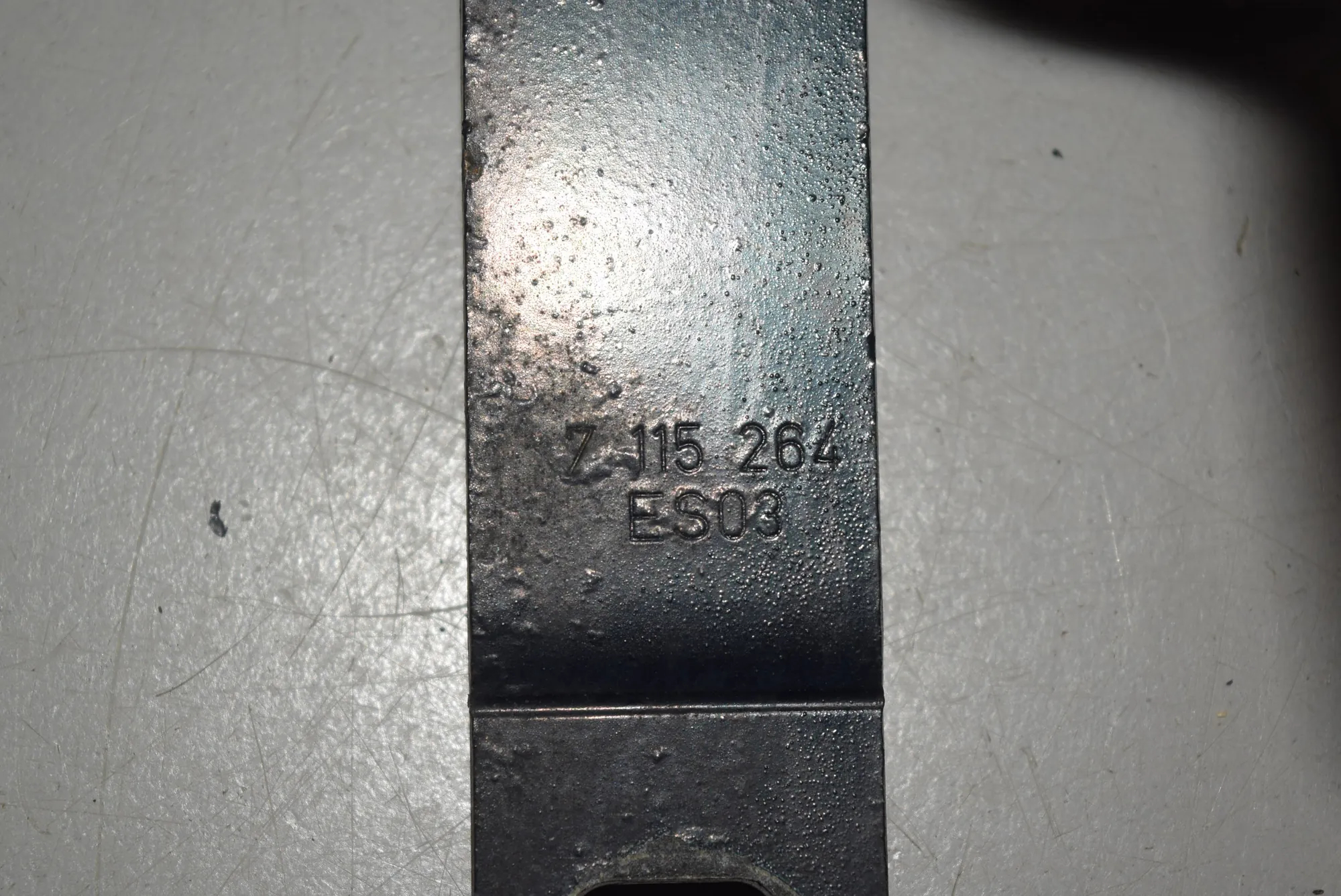 Front Right Bonnet Hinge – OEM 7115264 · BMW 3 (E90) 320 d 2005 – 3