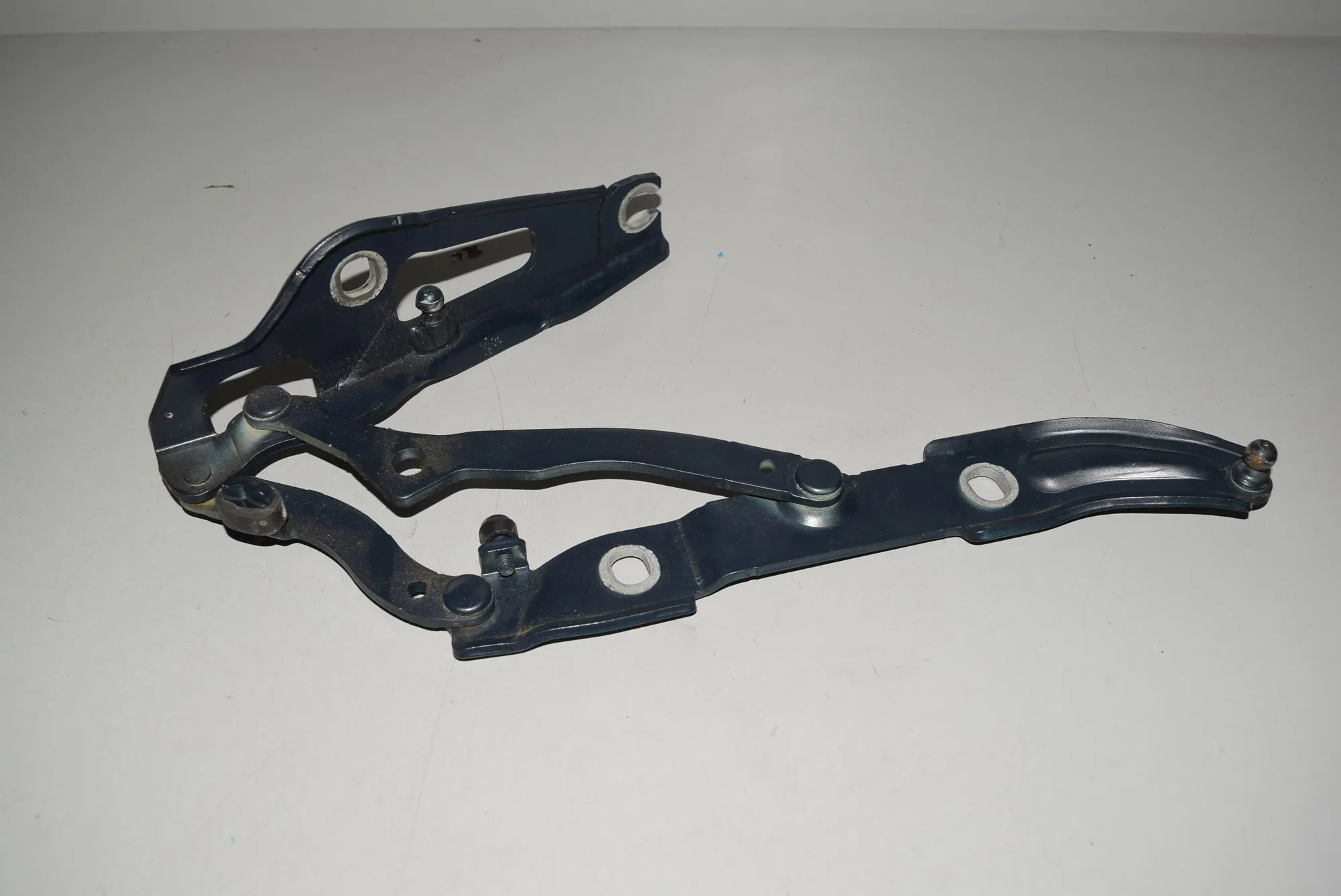 Front Right Bonnet Hinge – OEM 7060628 · BMW 3 (E90) 320 d 2005
