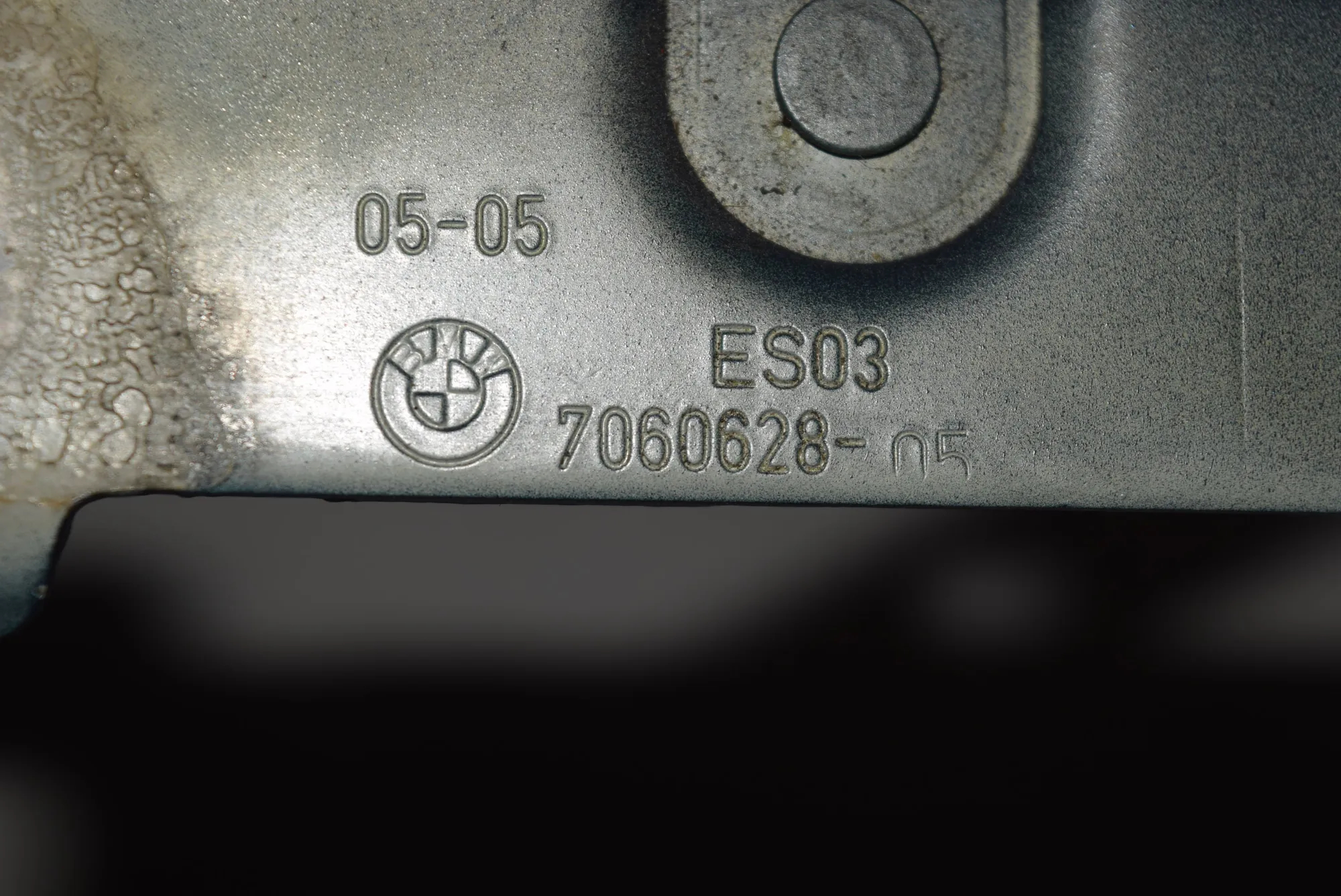 Front Right Bonnet Hinge – OEM 7060628 · BMW 3 (E90) 320 d 2005 – 2