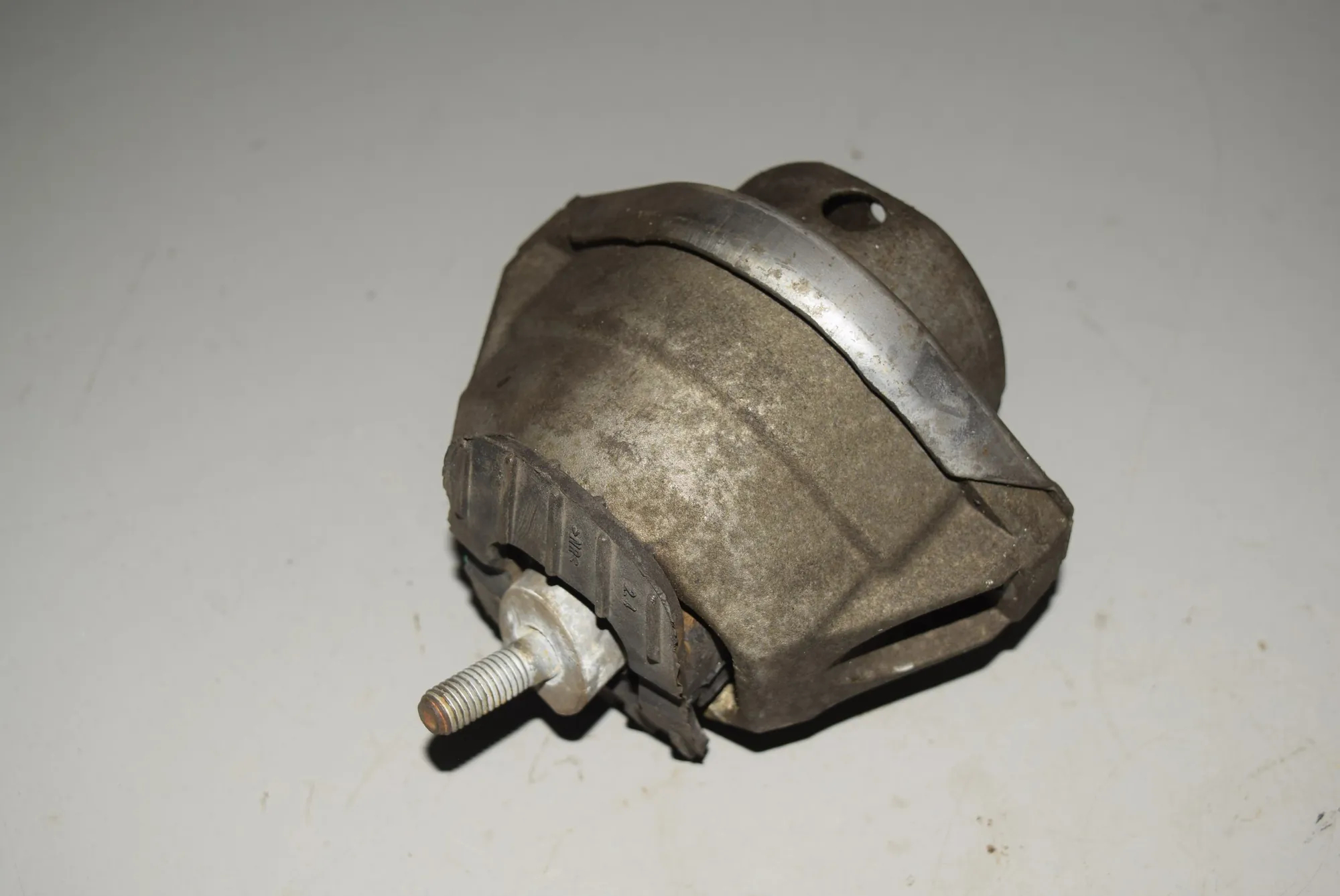 Right Side Engine Mount – OEM 6762608 · BMW 5 (E60) 545 i 2003 – 2