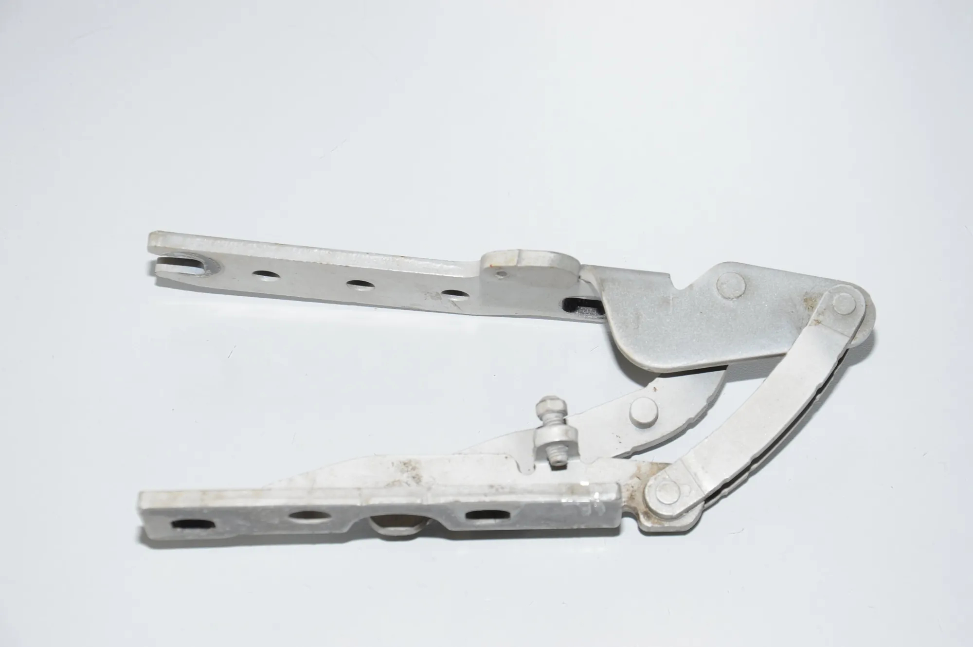 Front Left Bonnet Hinge – OEM 8240333 · BMW 7 (E65, E66, E67) BMW 7 (E65, E66, E67) 2002