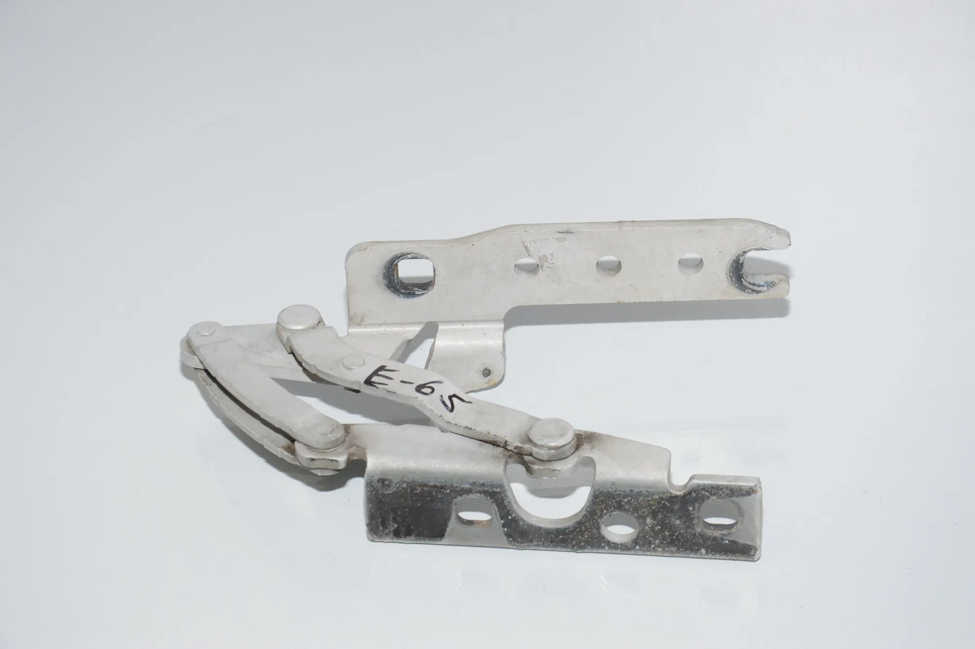 Front Left Bonnet Hinge – OEM 8240333 · BMW 7 (E65, E66, E67) BMW 7 (E65, E66, E67) 2002 – 3