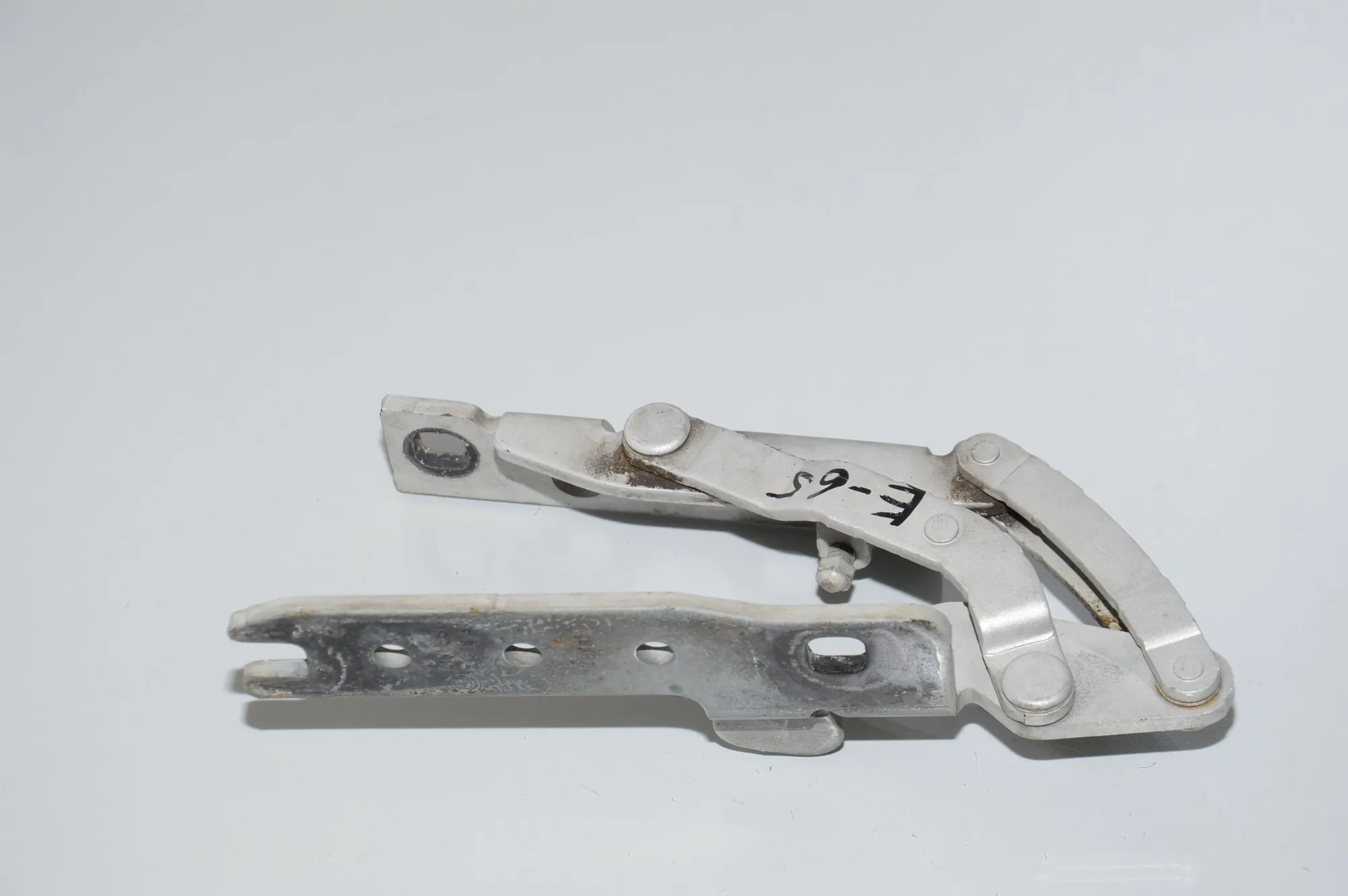 Front Left Bonnet Hinge – OEM 8240333 · BMW 7 (E65, E66, E67) BMW 7 (E65, E66, E67) 2002 – 4