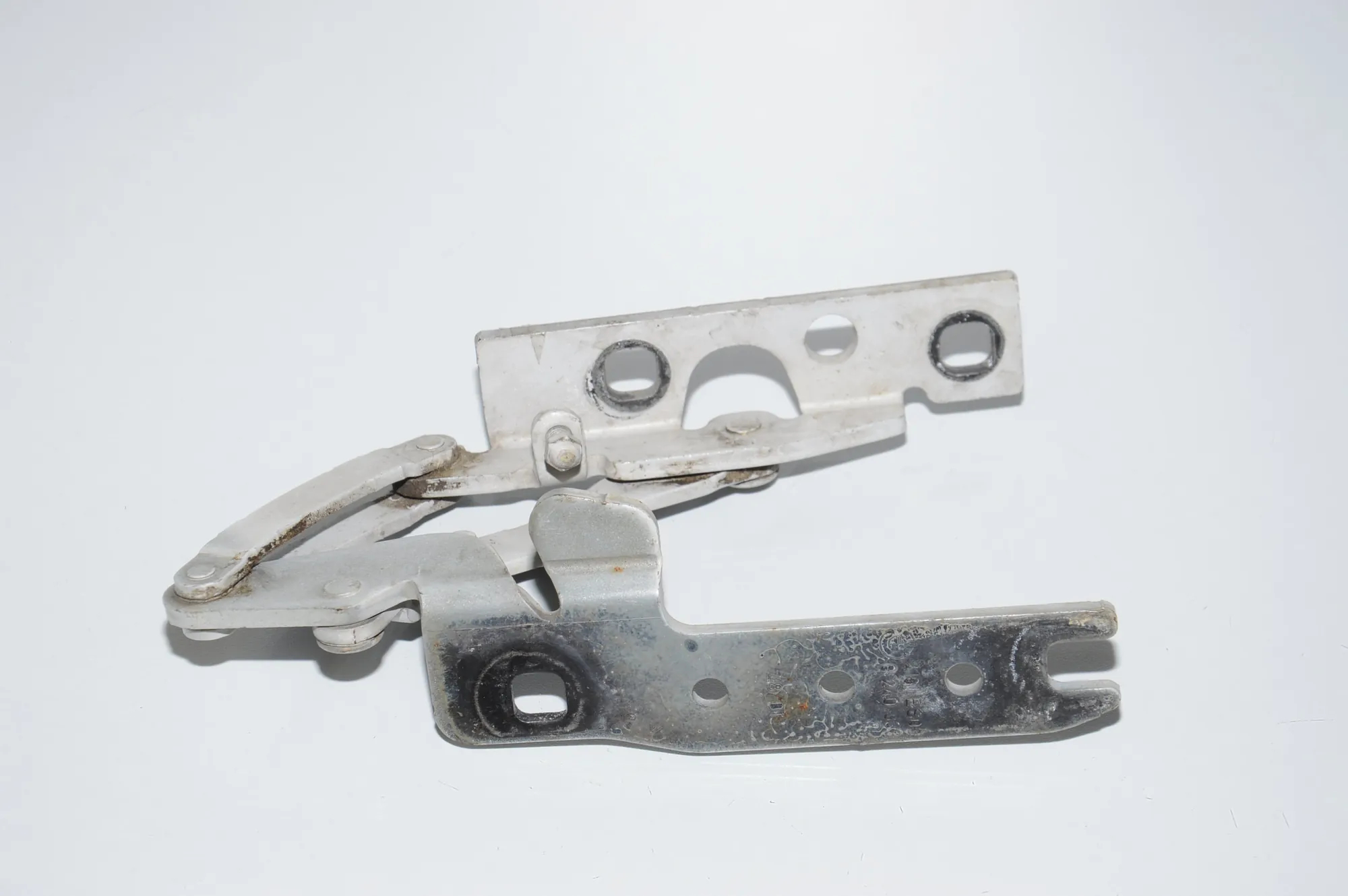Front Left Bonnet Hinge – OEM 8240333 · BMW 7 (E65, E66, E67) BMW 7 (E65, E66, E67) 2002 – 2