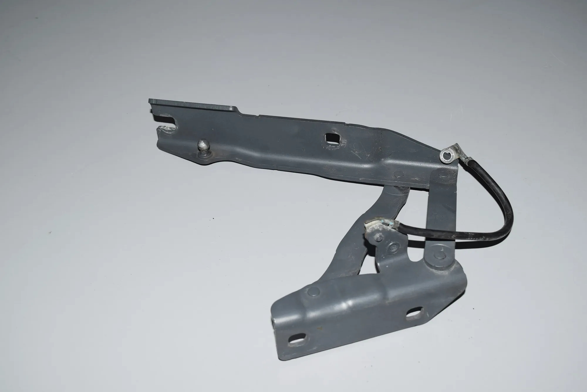 Front Right Bonnet Hinge – OEM 41617008728 · BMW 5 Touring (E61) 530 d 2005 – 2