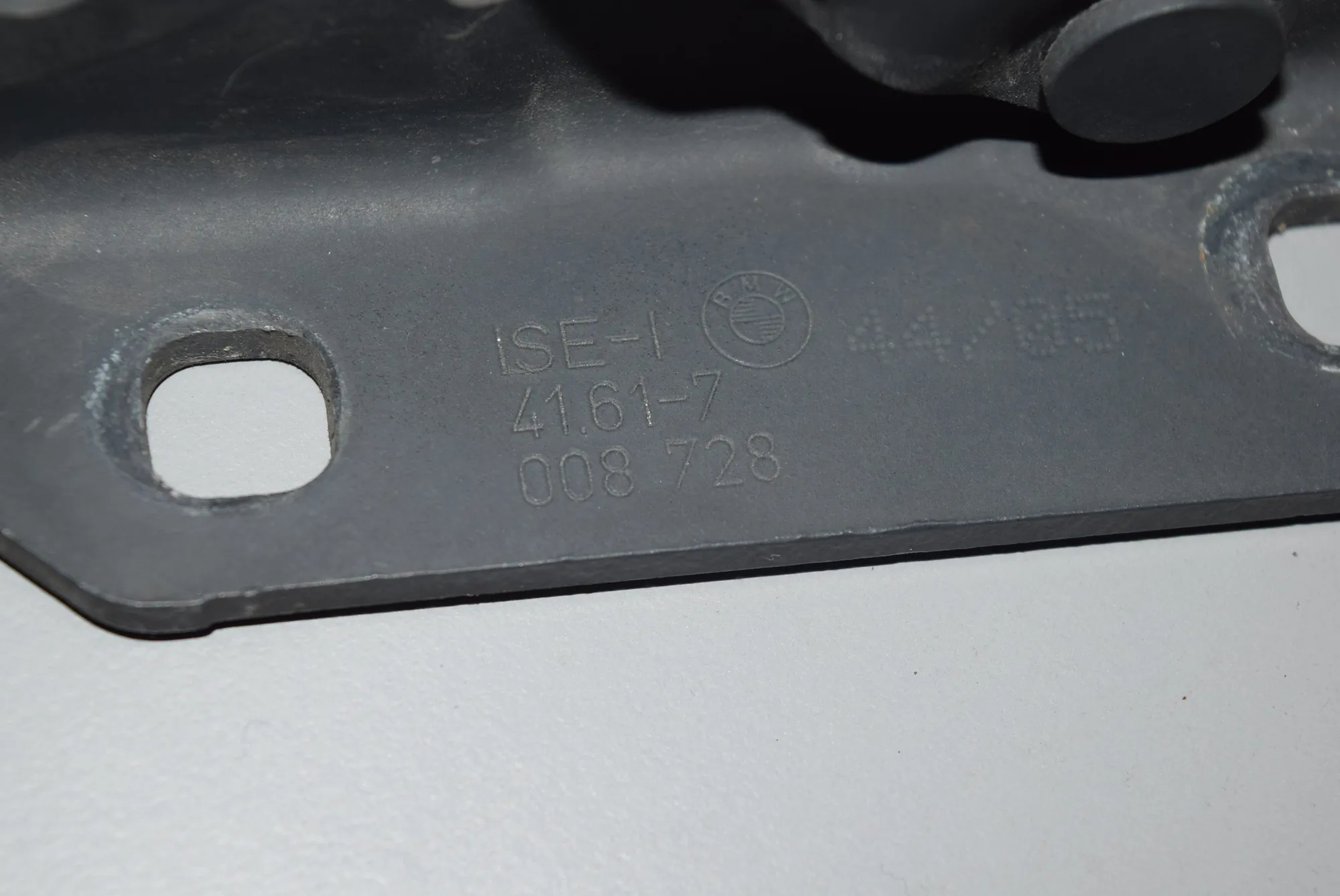 Front Right Bonnet Hinge – OEM 41617008728 · BMW 5 Touring (E61) 530 d 2005 – 3