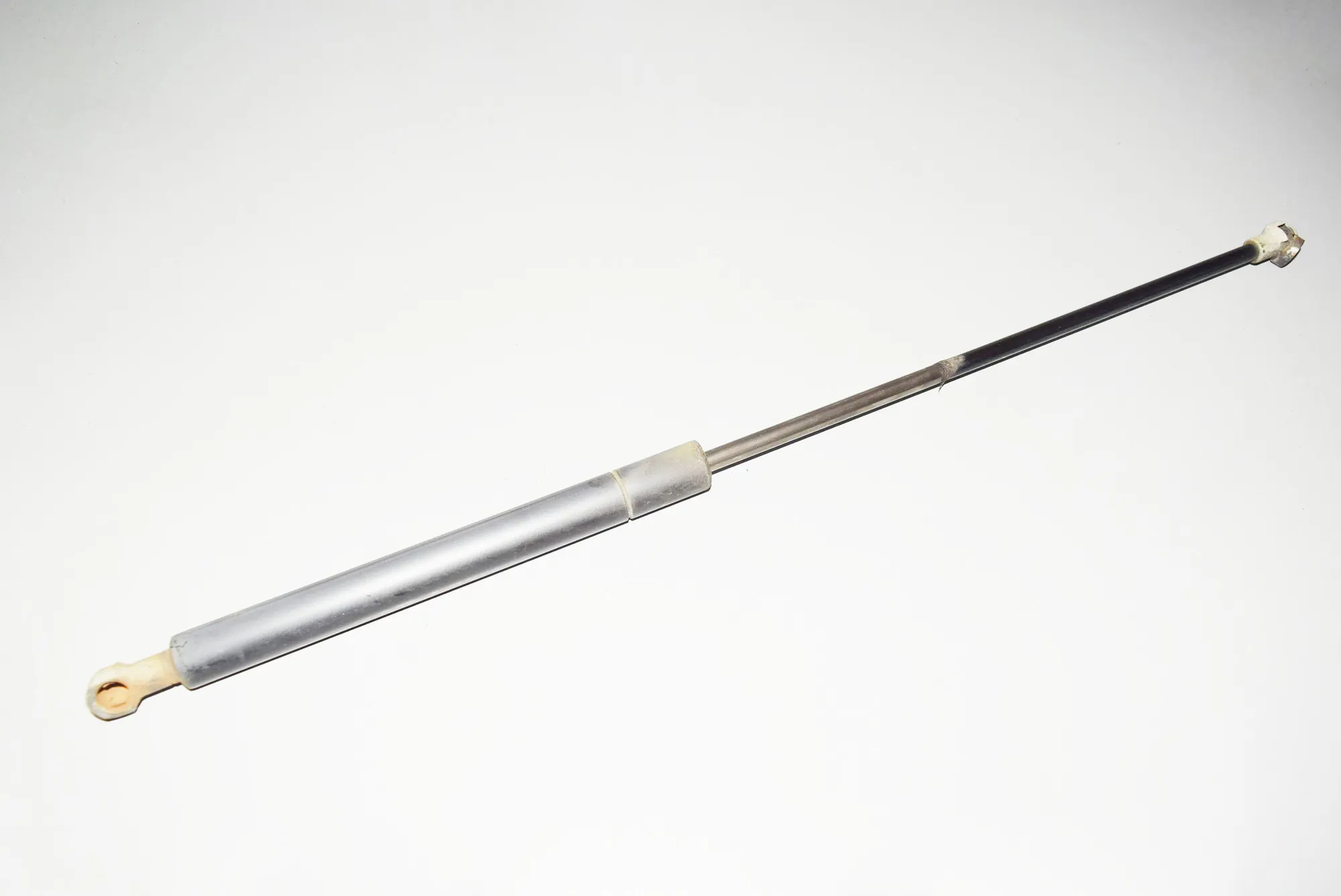 Right Side Tailgate Gas Strut · LAND ROVER RANGE ROVER III (L322) 4.4 4x4 2002 – 3