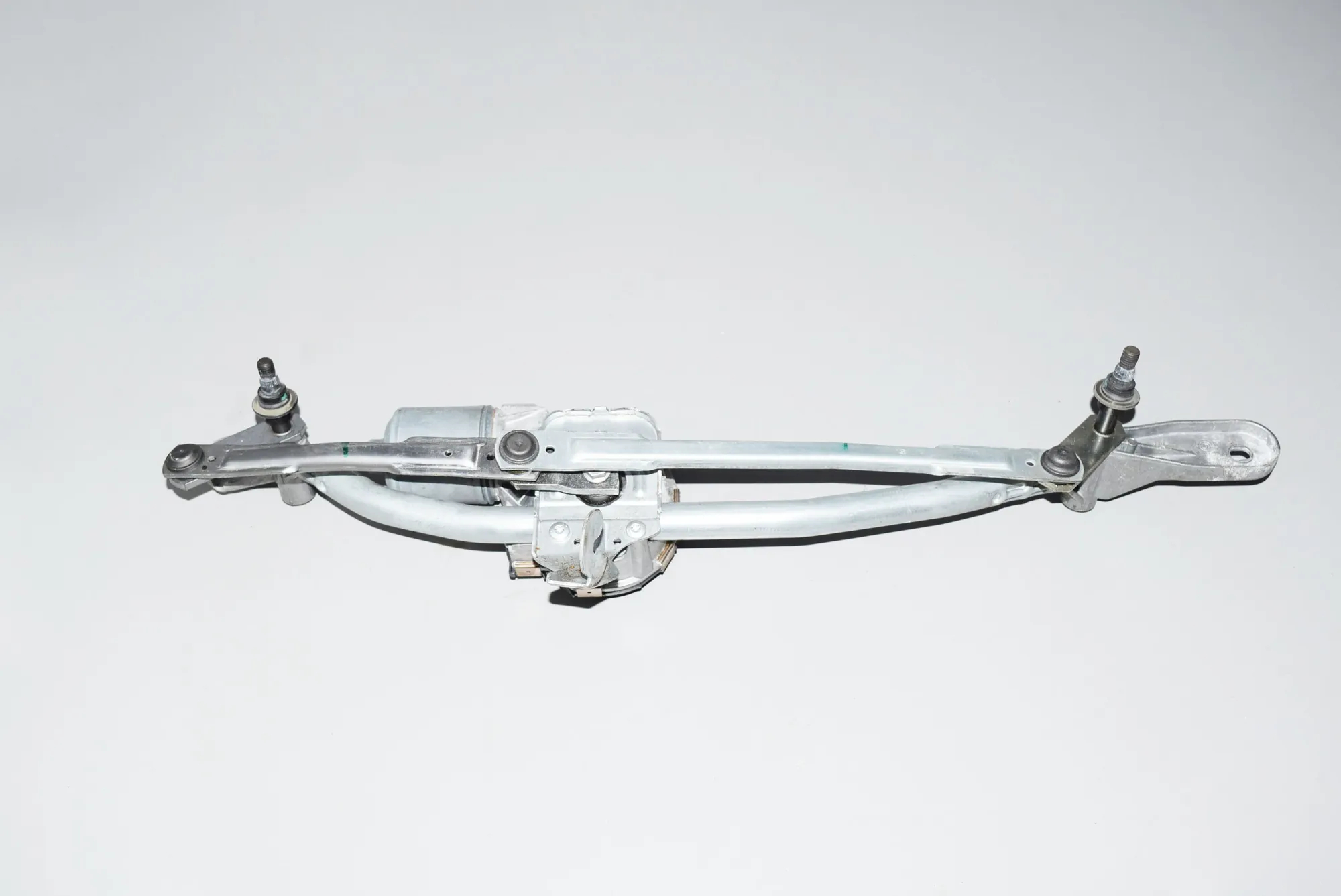 Front Windshield Wiper Mechanism · BMW BMW 5 Touring (F11) 2013