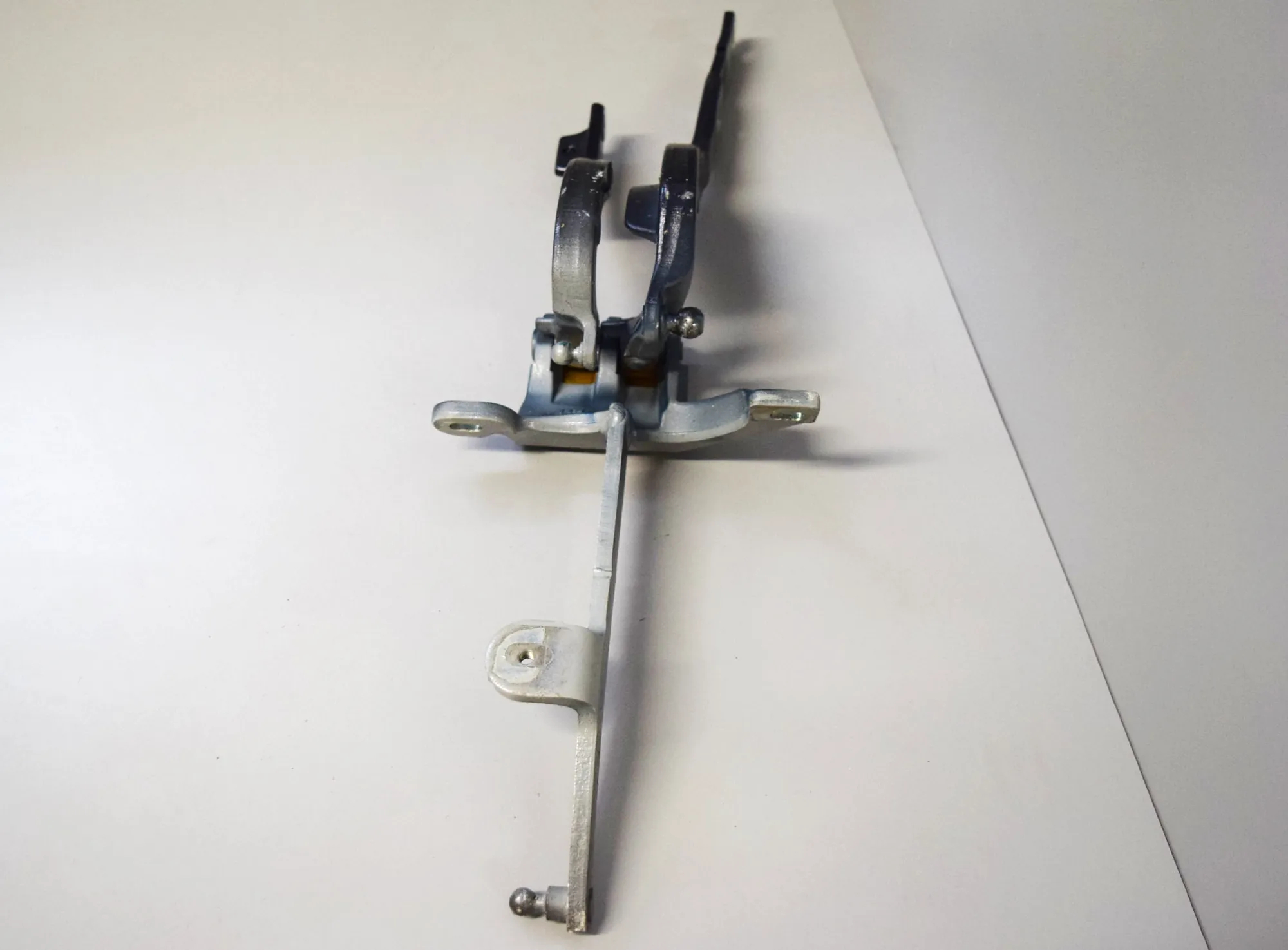 Right Side Bootlid Hinge – OEM 7206640 · BMW BMW 5 Touring (F11) 2013 – 4