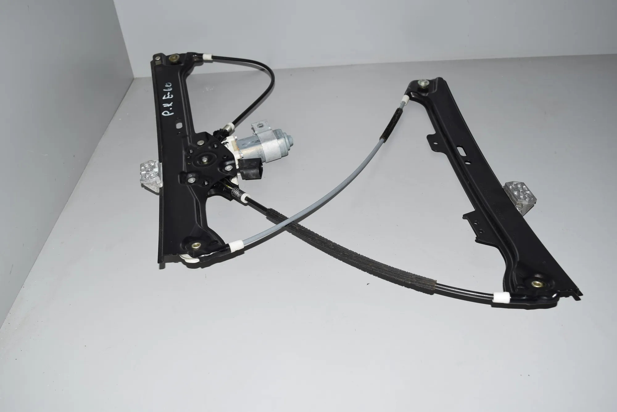 Front Left Door Window Regulator – OEM 7075667 · BMW 5 (E60) 530 i 2005