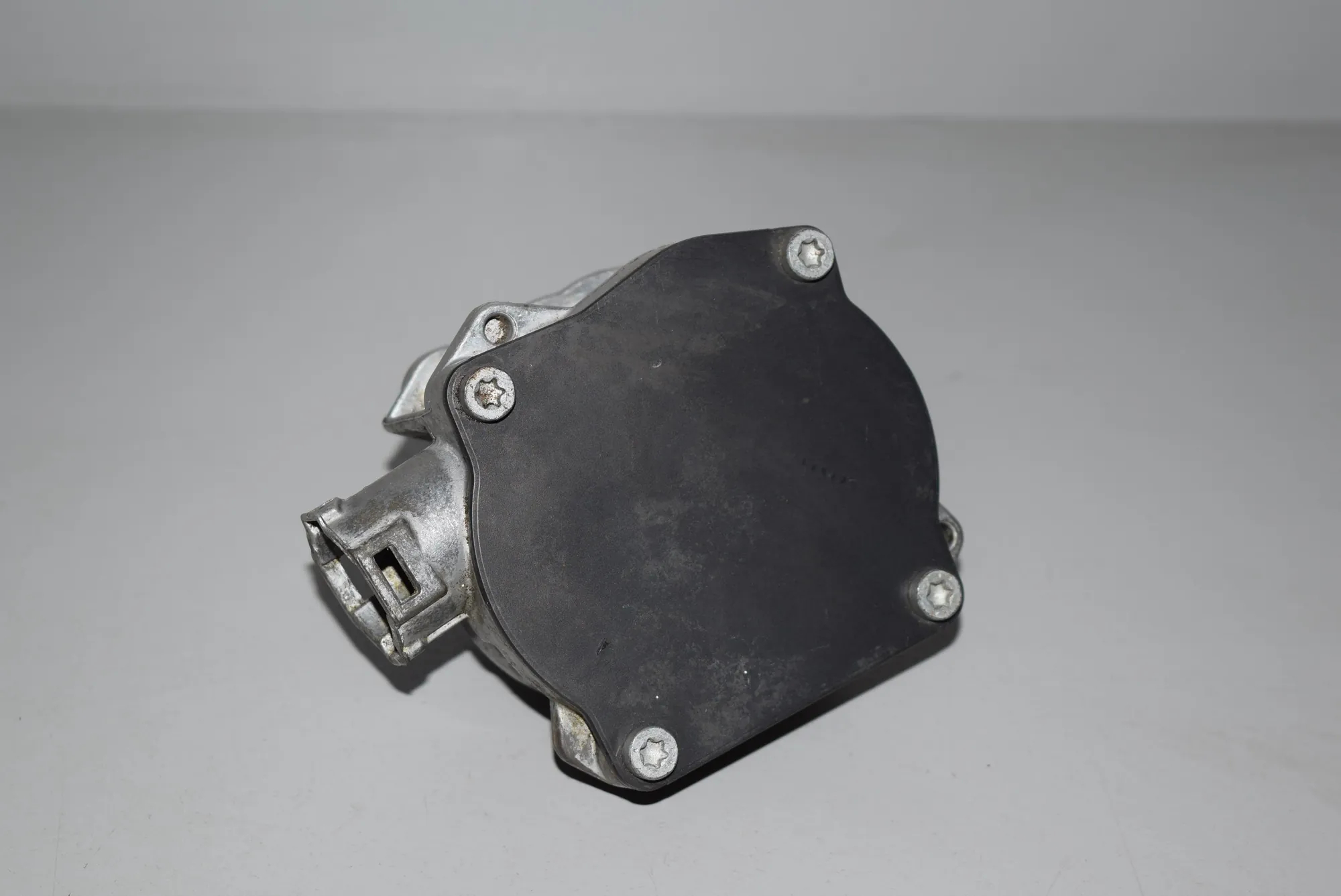 Vacuum Pump – OEM 7558344 · BMW X5 (E70) BMW X5 (E70) 2010