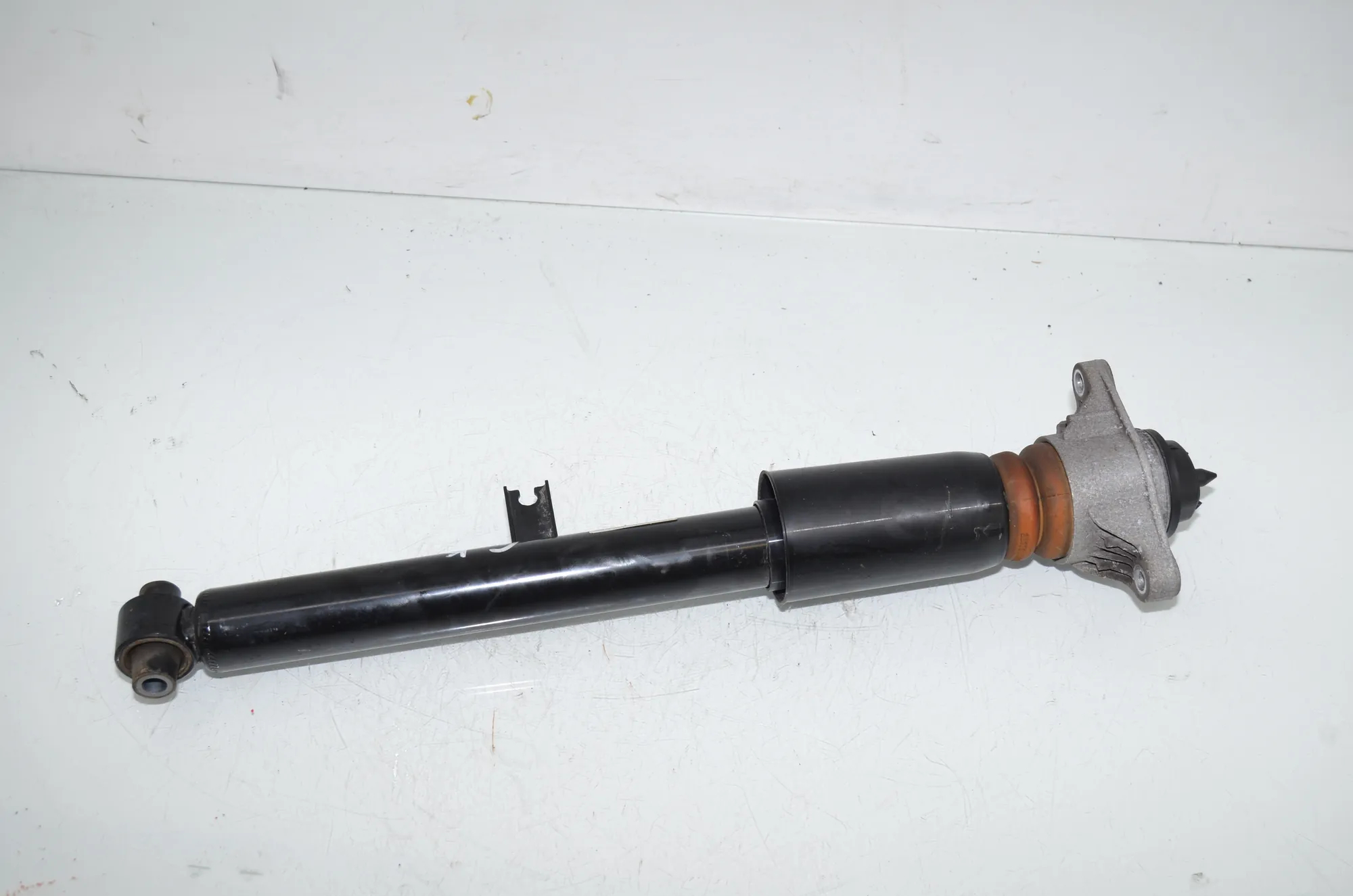 Rear Left Shock Absorber – OEM 6879319 · BMW 3 Touring (G21) (2019 - -) 320 i 2023 – 2