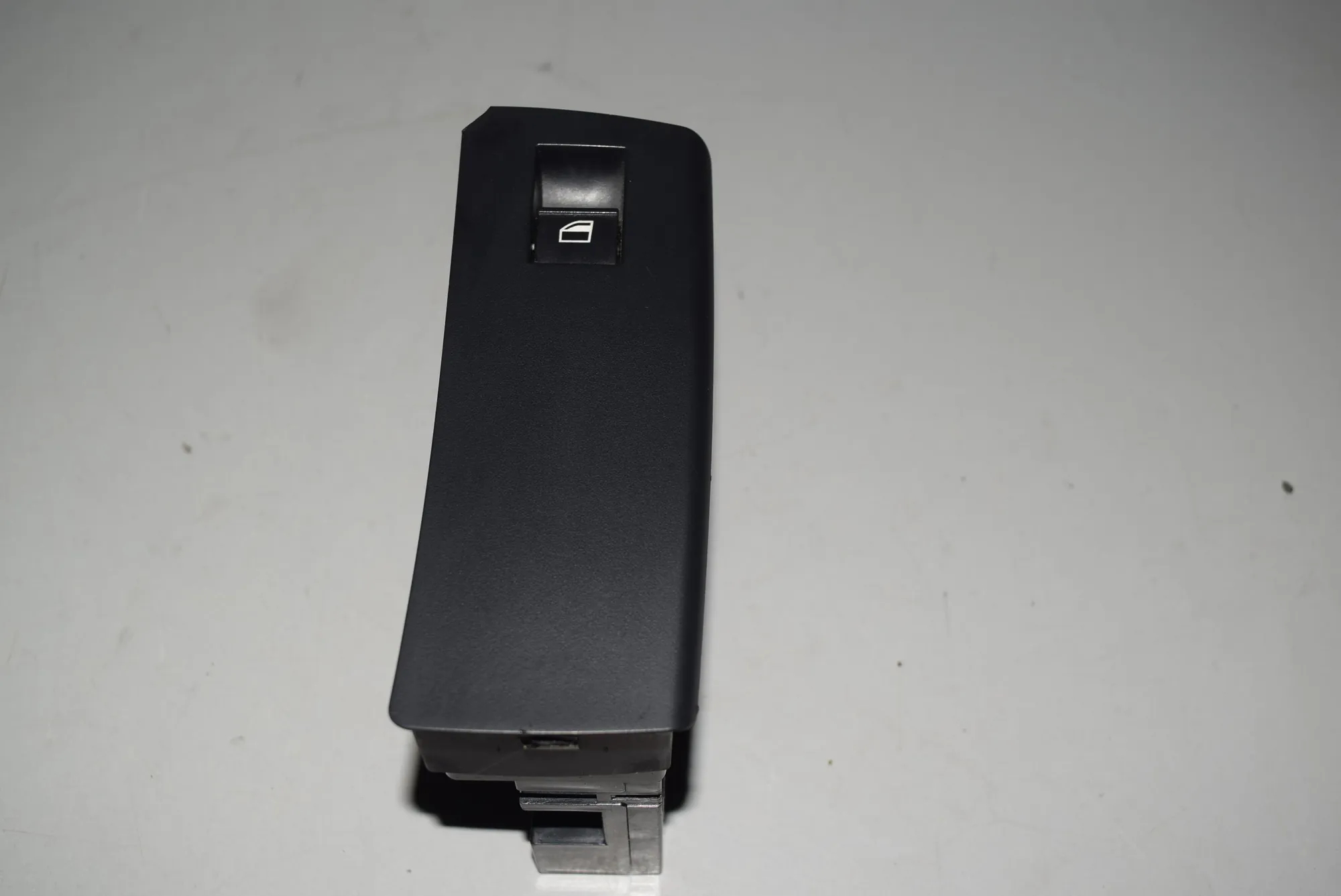 Front Left Door Window Switch – OEM 6925700 · BMW X5 (E53) 4.6 is 2003 – 3