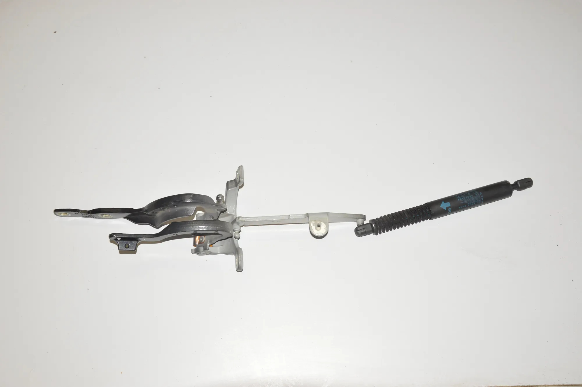 Right Side Bootlid Hinge – OEM 7210557 · BMW 5 Touring (F11) 525 d xDrive 2014 – 2