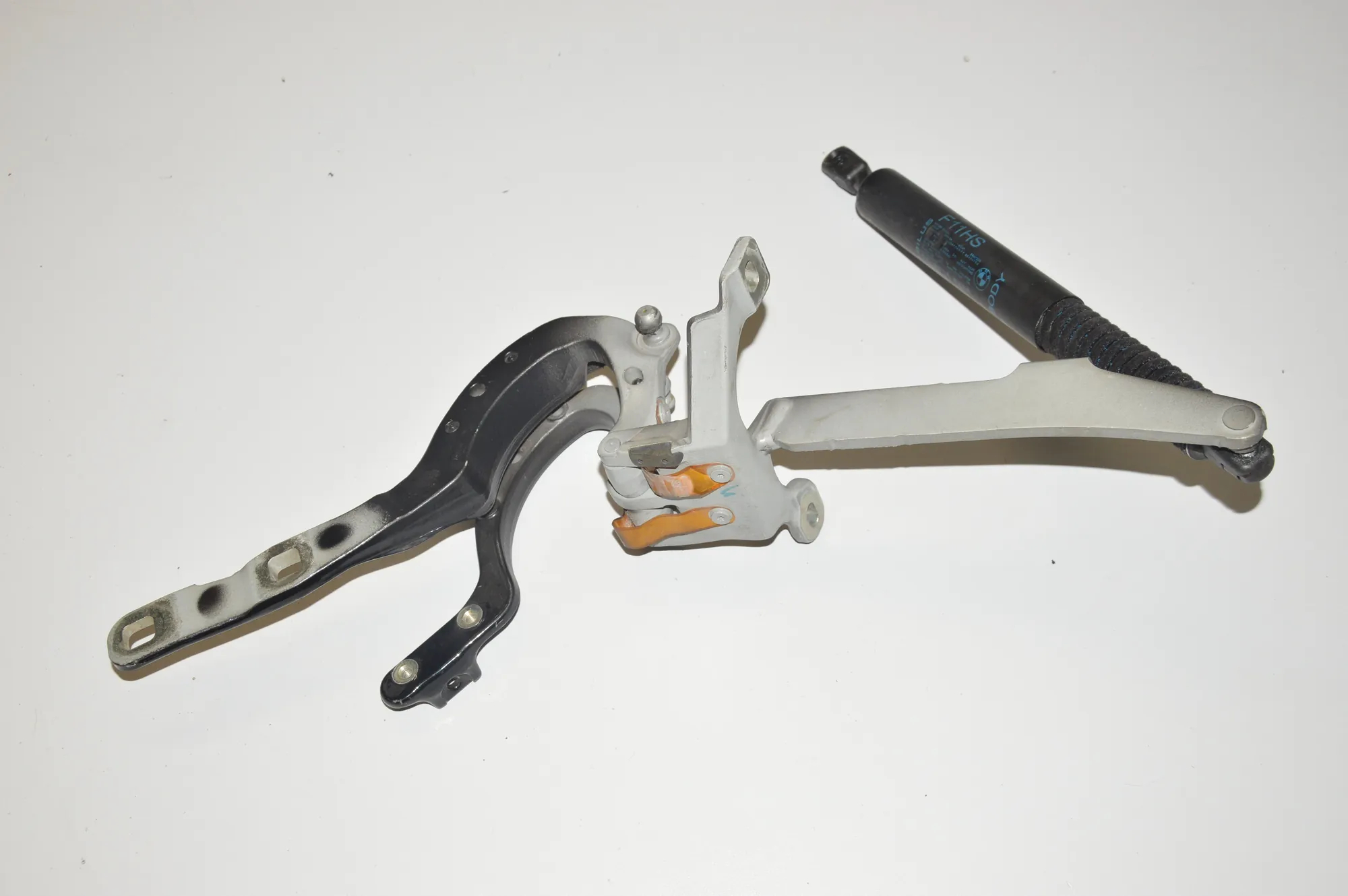 Left Side Bootlid Hinge – OEM 7210557 · BMW 5 Touring (F11) 525 d xDrive 2014 – 2