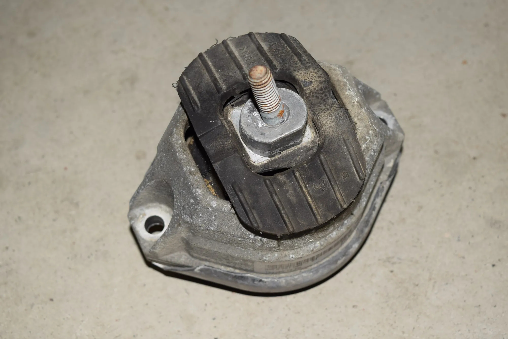 Right Side Engine Mount – OEM 6761090 · BMW 5 (E60) BMW 5 (E60) 525 i 2003 – 3