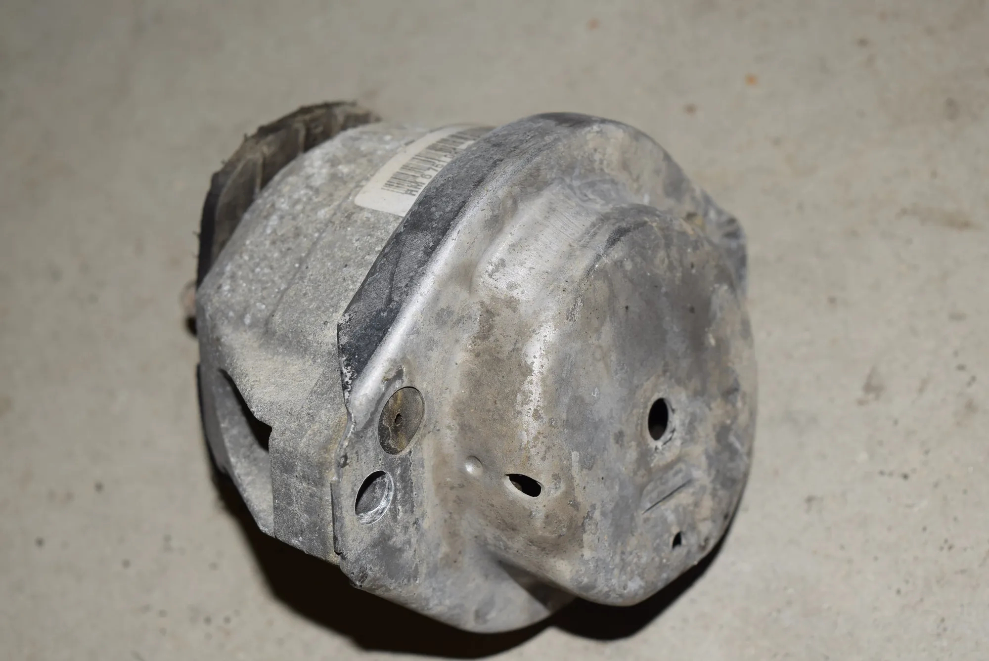 Right Side Engine Mount – OEM 6761090 · BMW 5 (E60) BMW 5 (E60) 525 i 2003 – 2