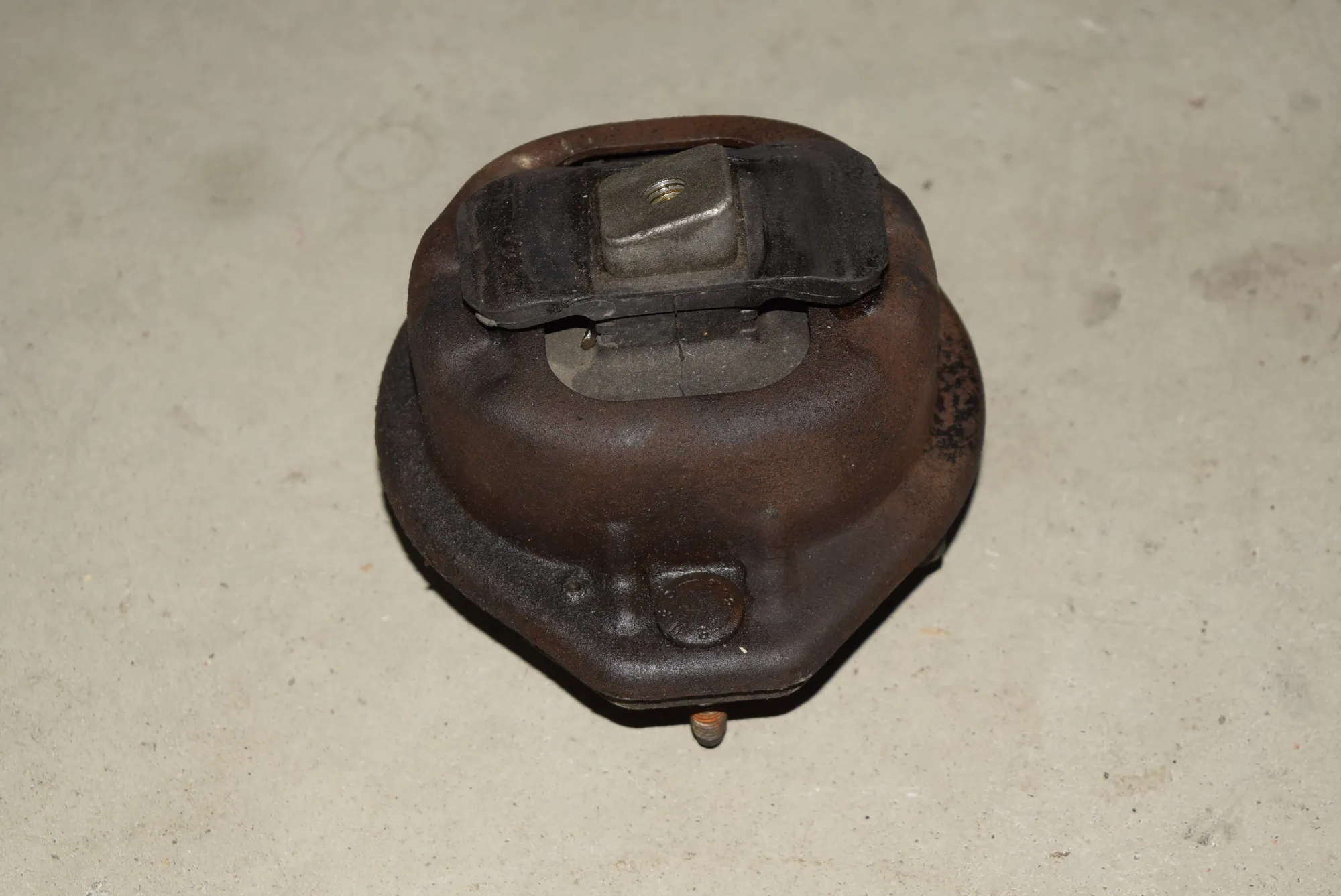 Left Side Engine Mount – OEM 6754613 · BMW 7 (E65, E66, E67) BMW 7 (E65, E66, E67) 745 i, Li 2002