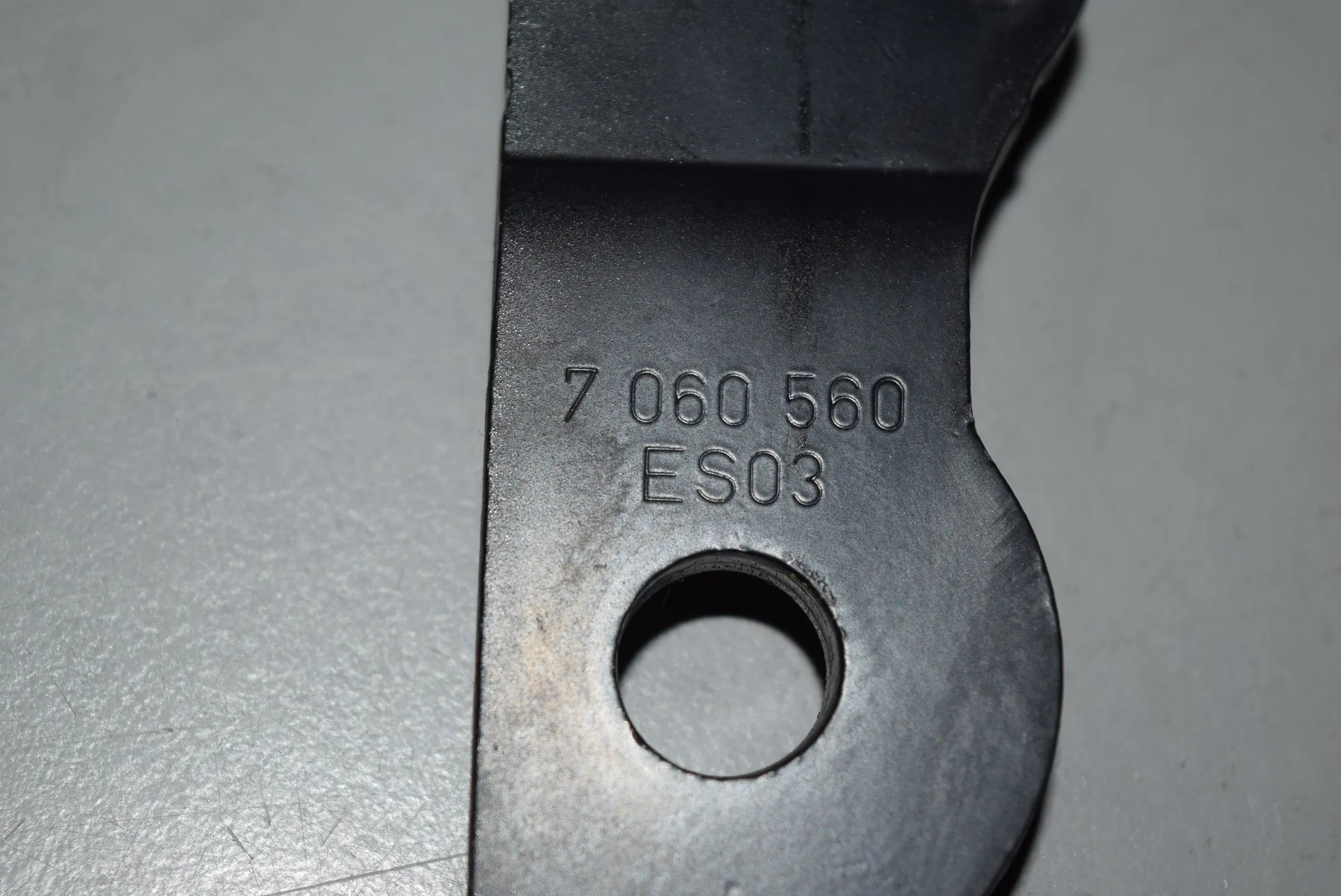 Front Right Bonnet Hinge – OEM 7060560 · BMW 1 (E87) 118 d 2008 – 3