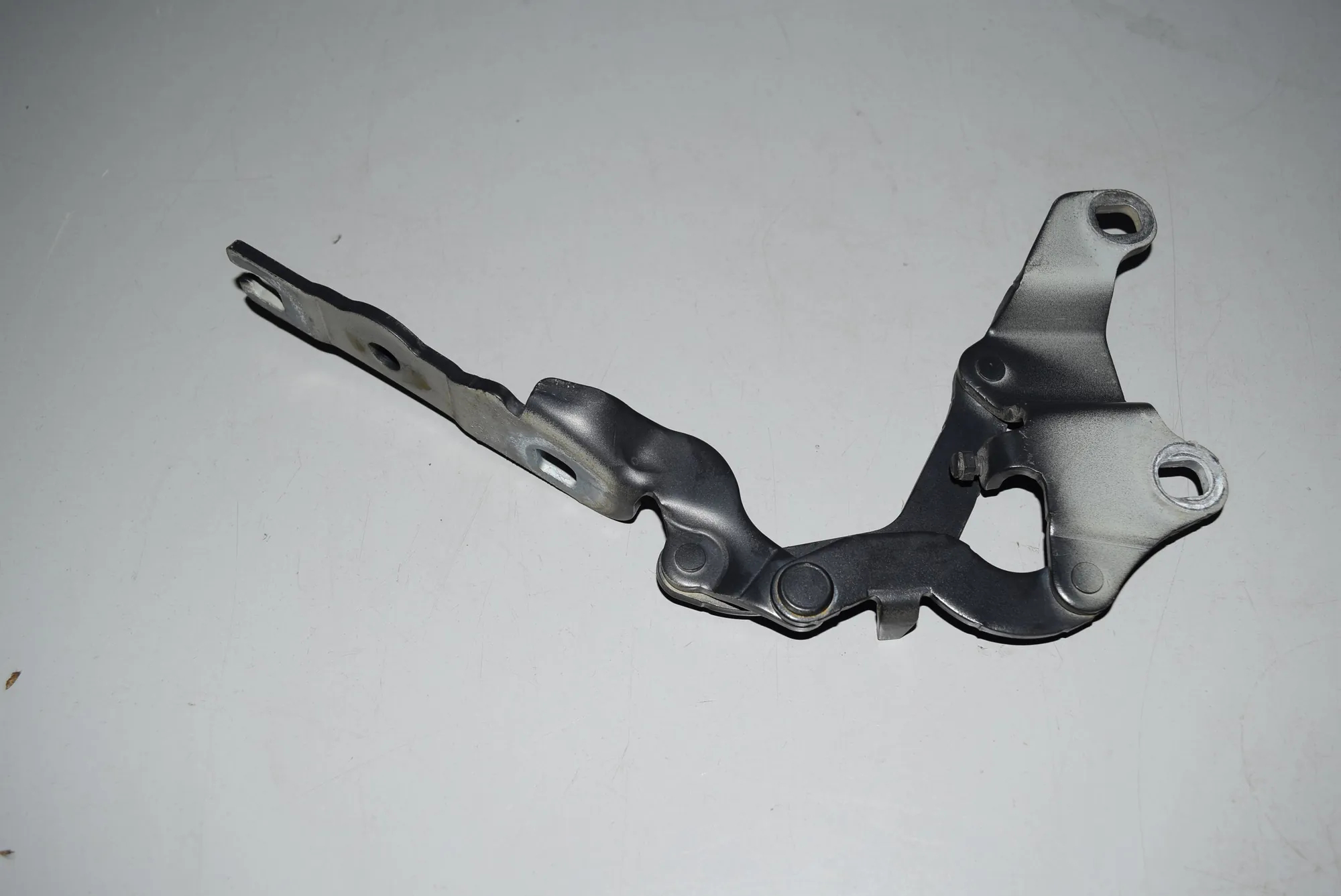 Front Right Bonnet Hinge – OEM 7060560 · BMW 1 (E87) 118 d 2008 – 2