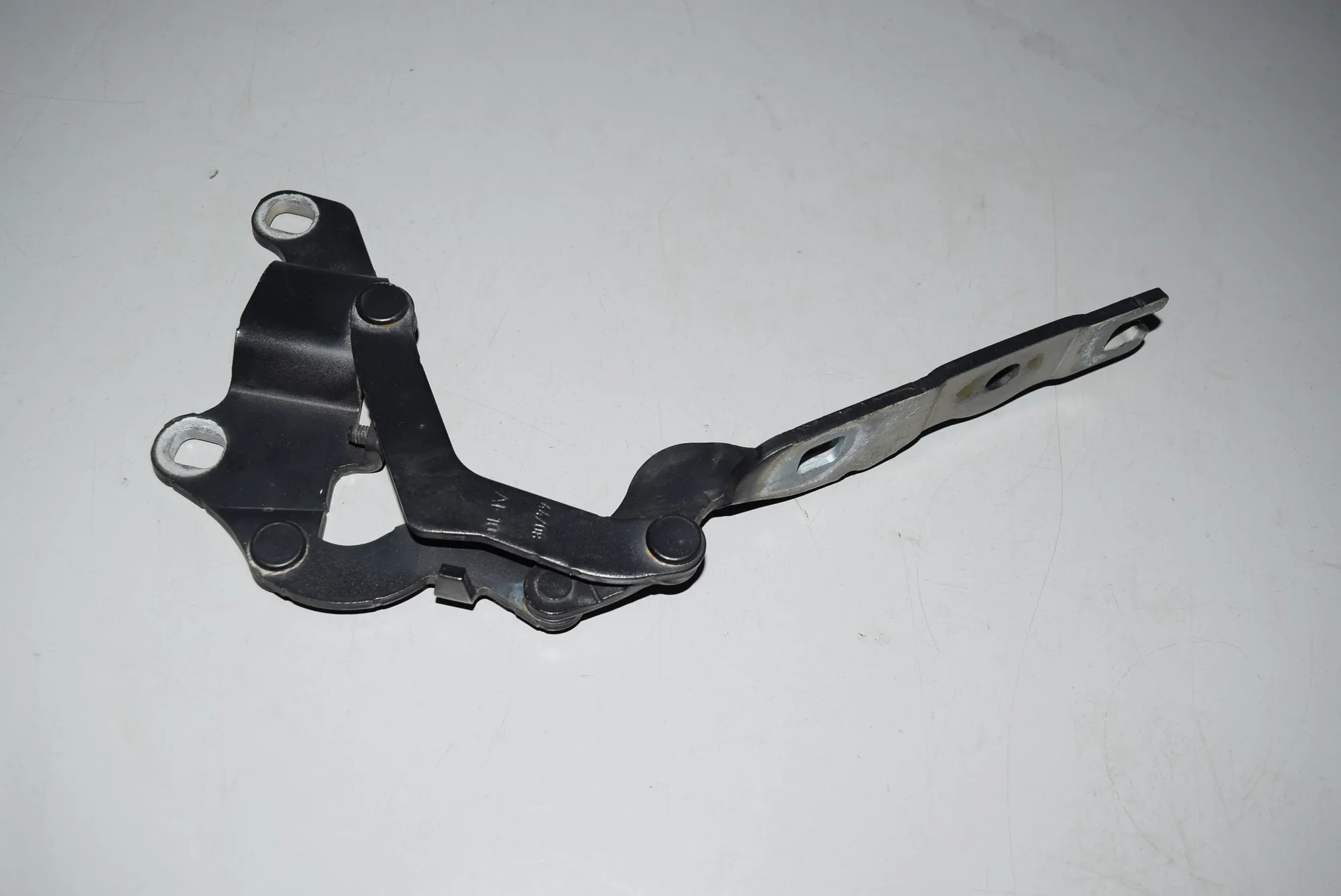 Front Right Bonnet Hinge – OEM 7060560 · BMW 1 (E87) 118 d 2008