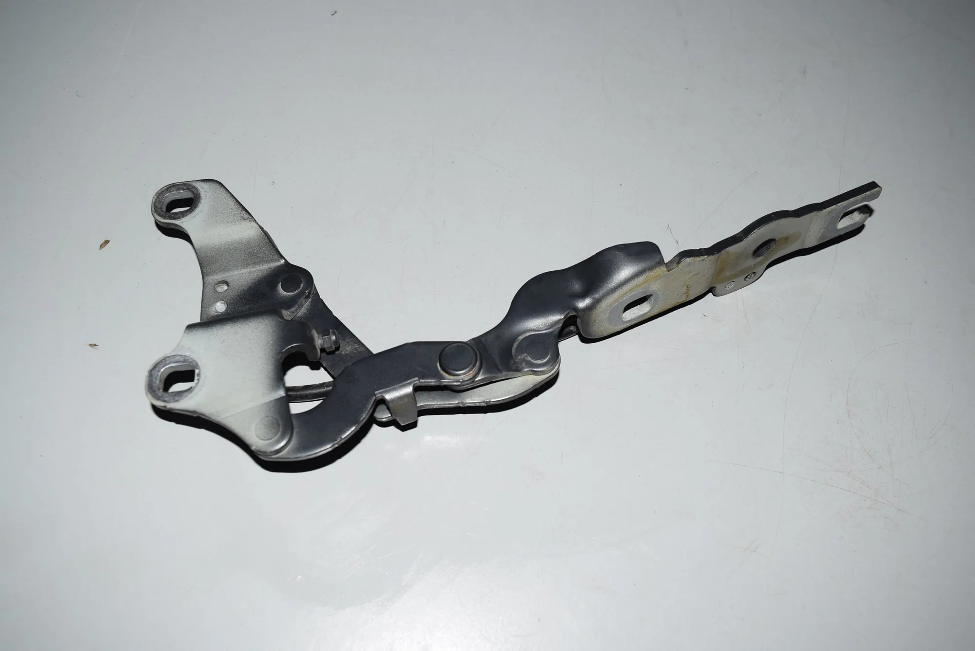 Front Left Bonnet Hinge – OEM 7060559 · BMW 1 (E87) 118 d 2008 – 2
