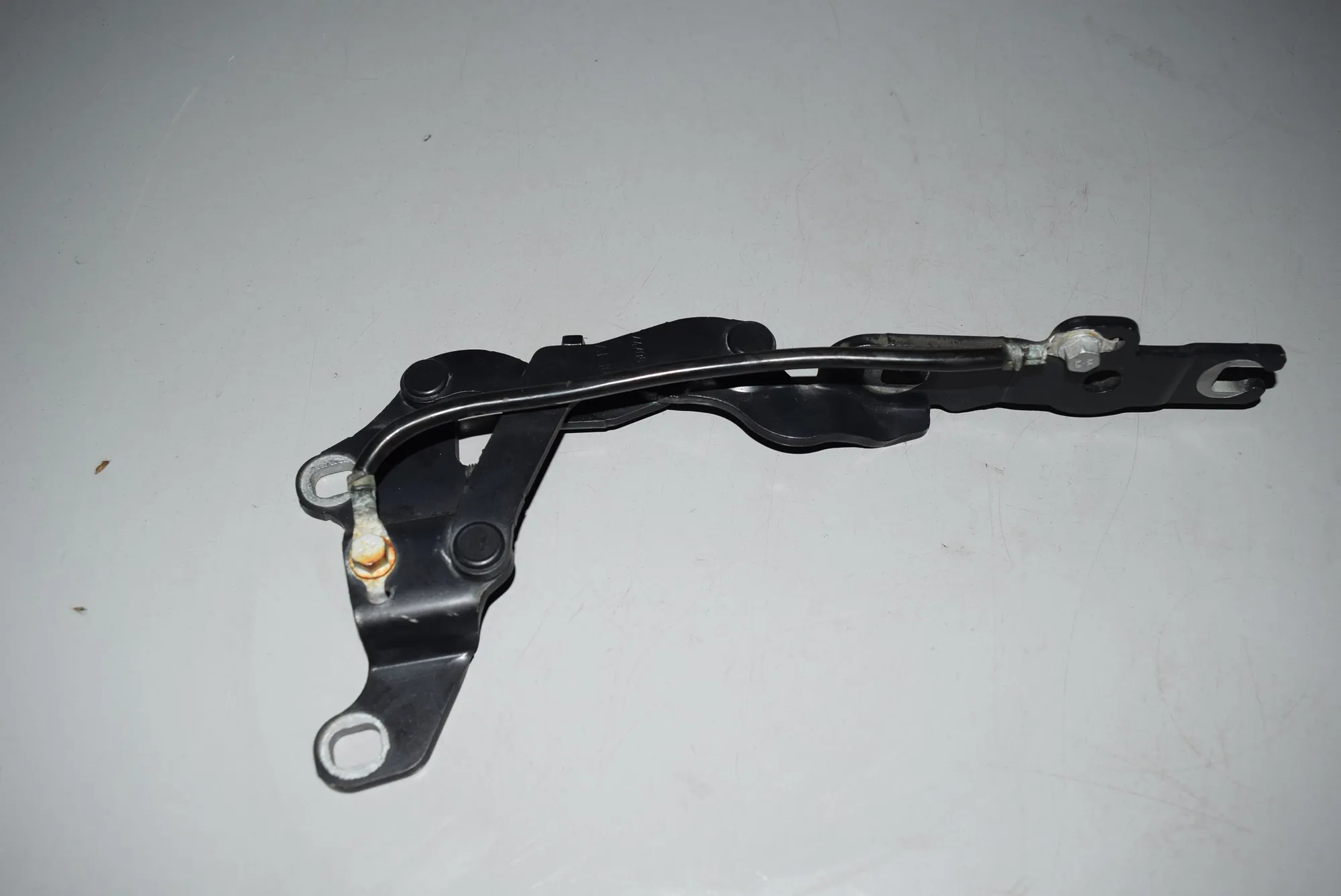 Front Left Bonnet Hinge – OEM 7060559 · BMW 1 (E87) 118 d 2008