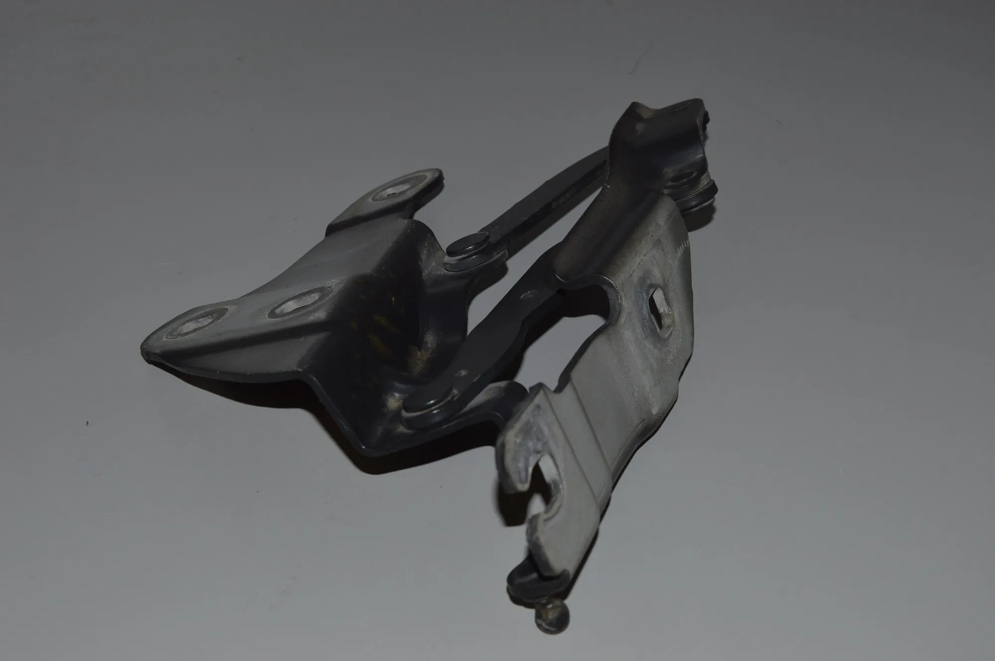 Front Right Bonnet Hinge – OEM 2990360 · BMW X1 (E84) xDrive 20 d 2010 – 2