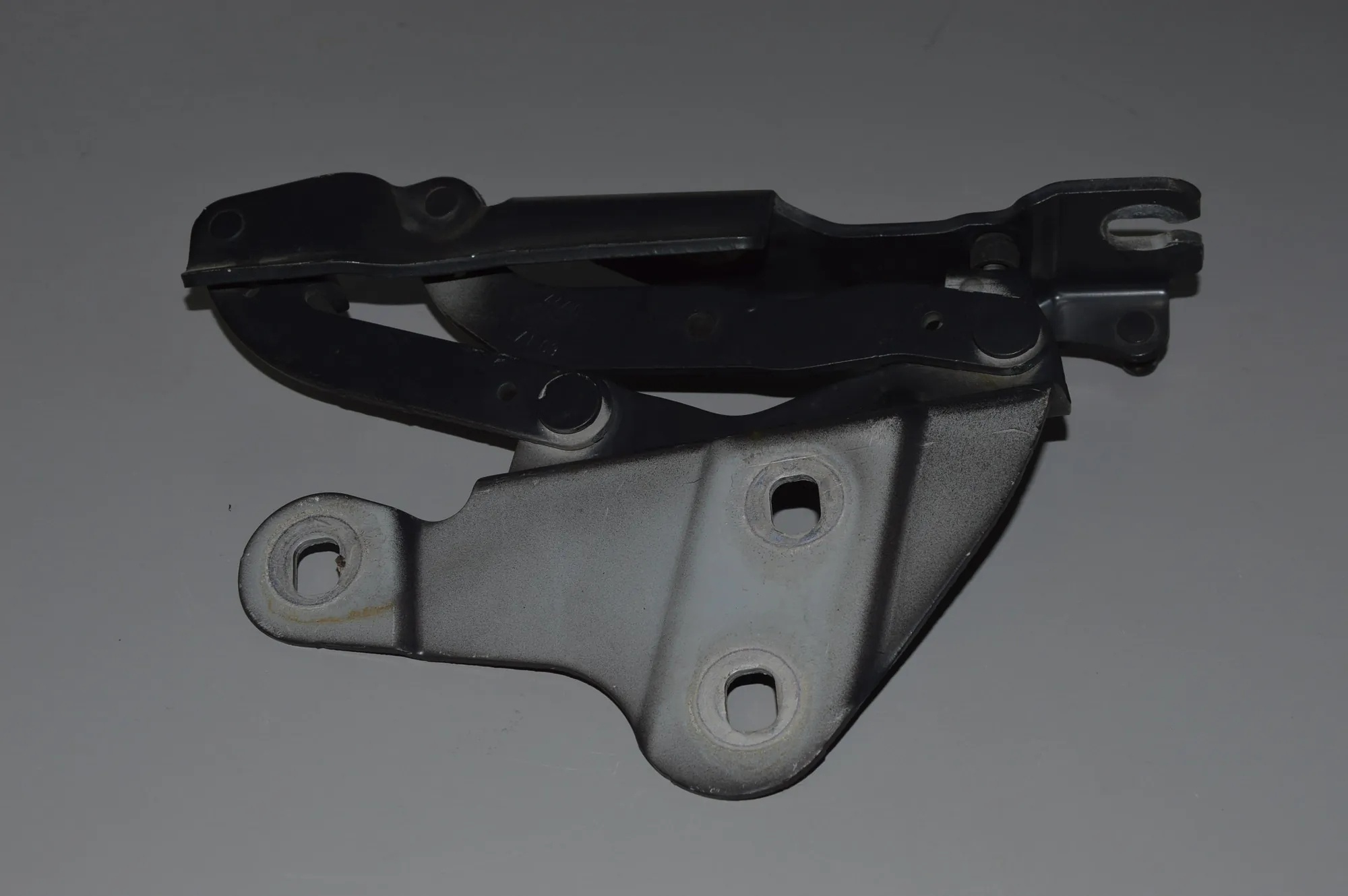 Front Right Bonnet Hinge – OEM 2990360 · BMW X1 (E84) xDrive 20 d 2010 – 3