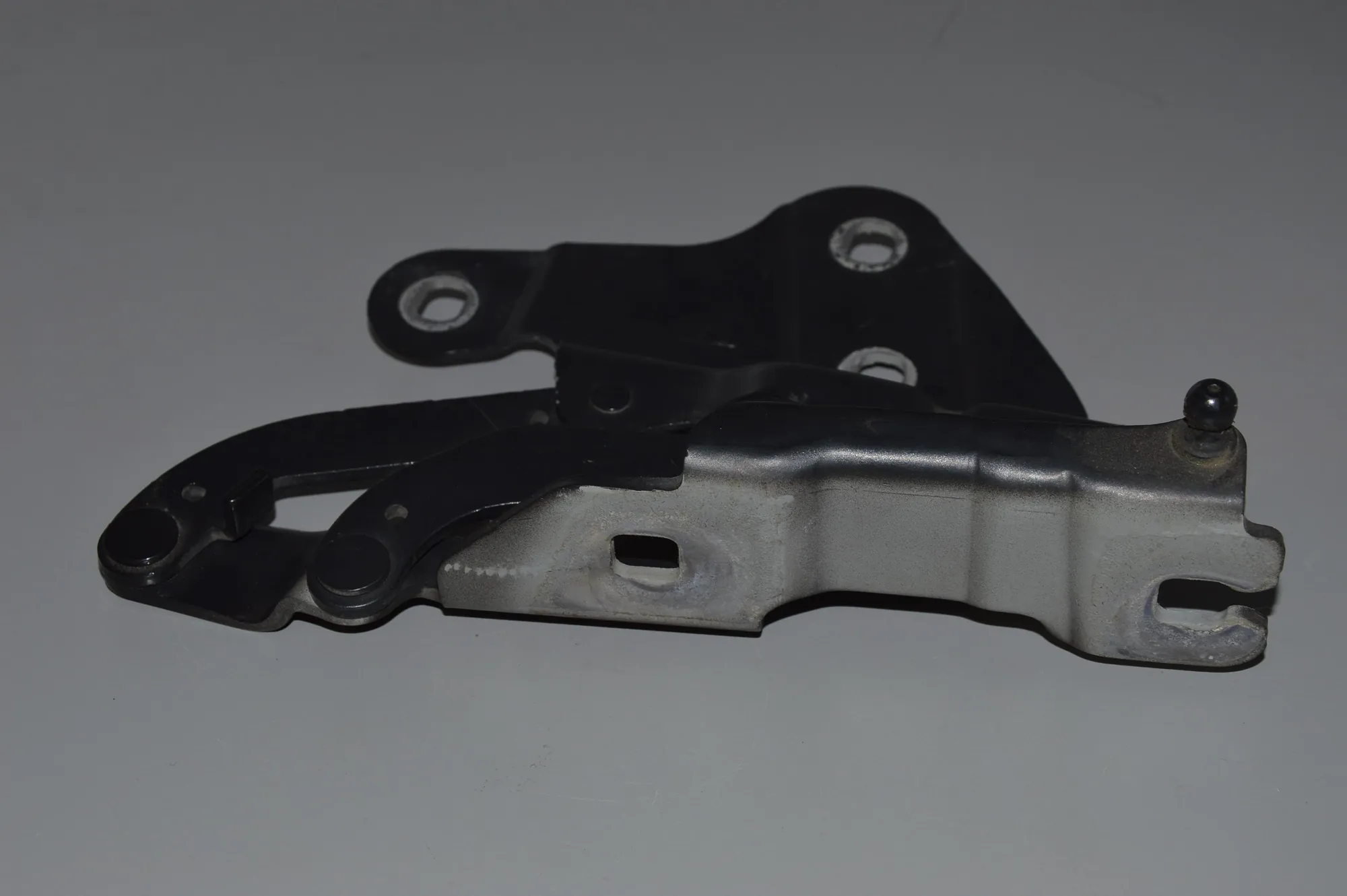 Front Right Bonnet Hinge – OEM 2990360 · BMW X1 (E84) xDrive 20 d 2010