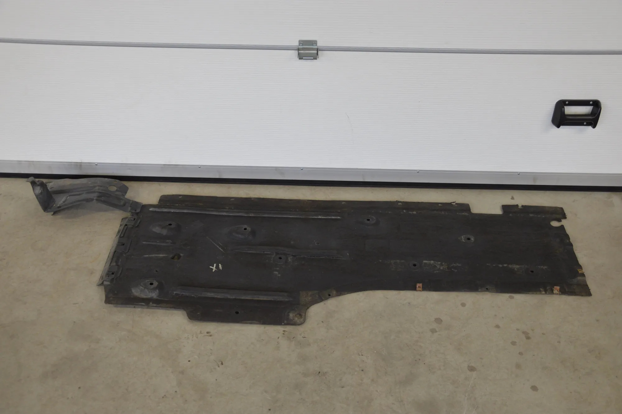 Left Side Underbody Cover · BMW X1 (E84) xDrive 20 d 2010