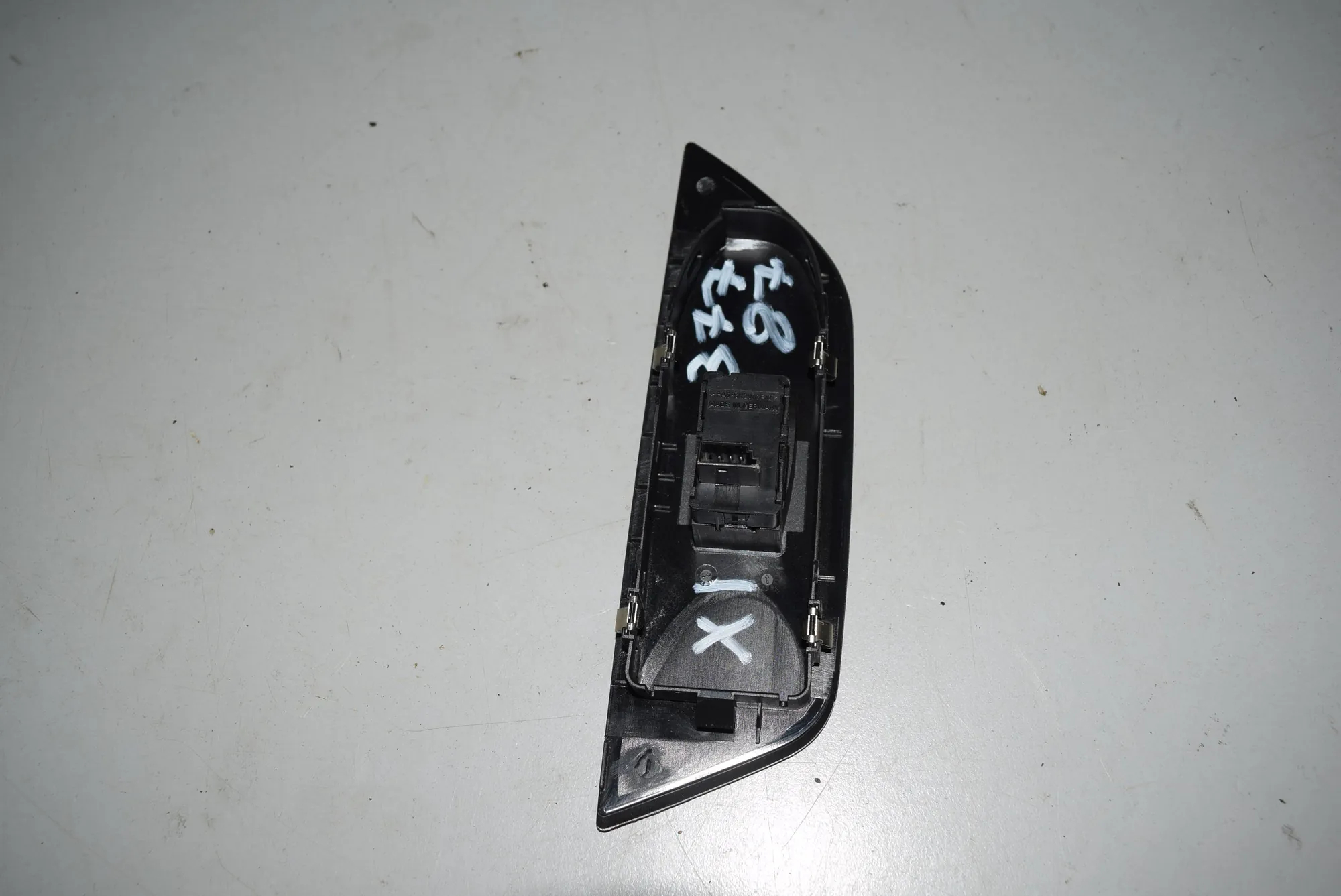 Front Right Door Window Switch – OEM 6935534 · BMW X1 (E84) xDrive 20 d 2010 – 2