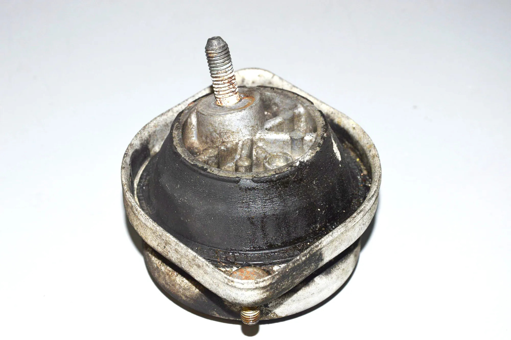 Left Side Engine Mount – OEM 22111097251 · BMW 7 (E38) 728 i, iL 1999 – 2