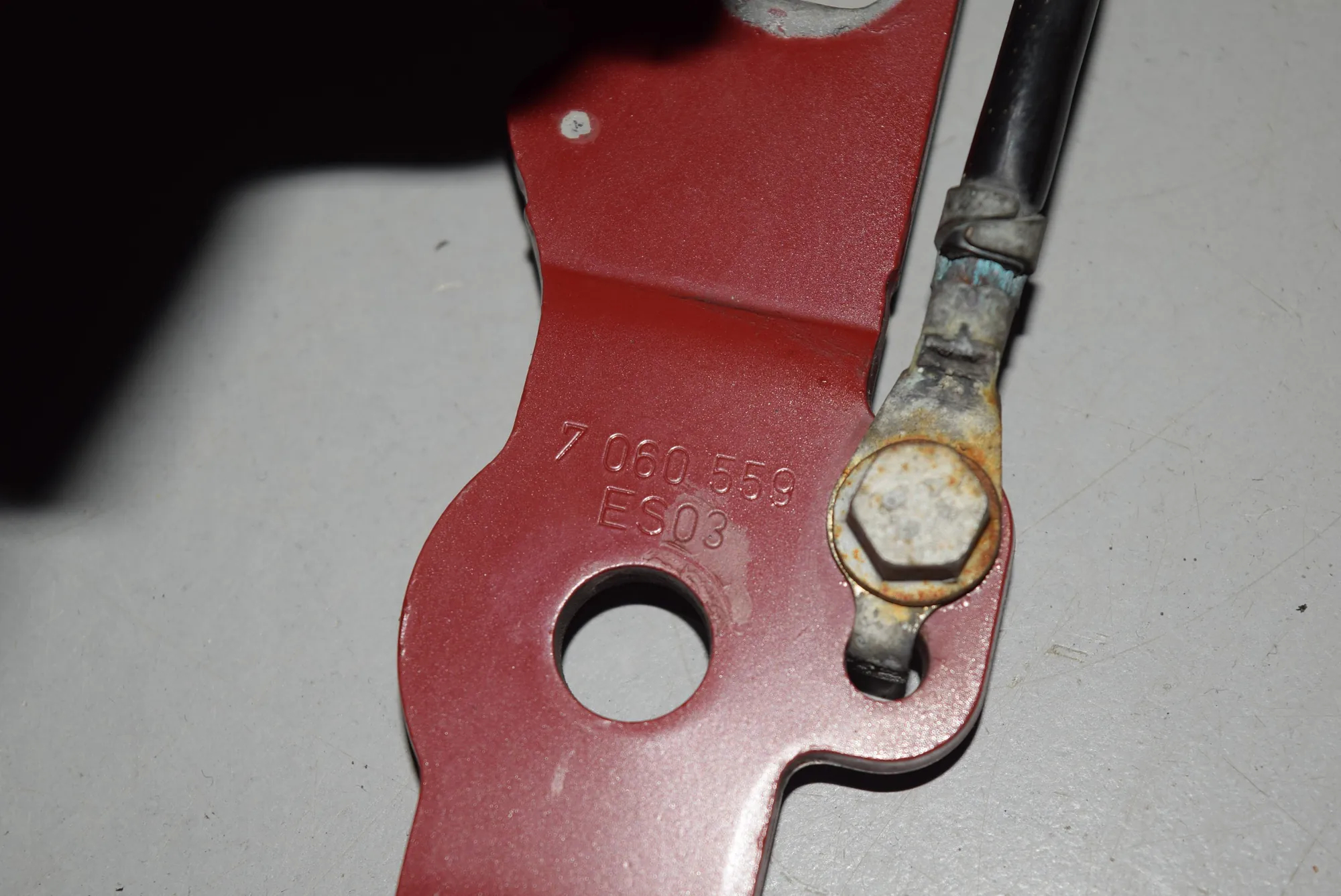 Front Left Bonnet Hinge – OEM 7060559 · BMW 1 (E87) 118 d 2007 – 2