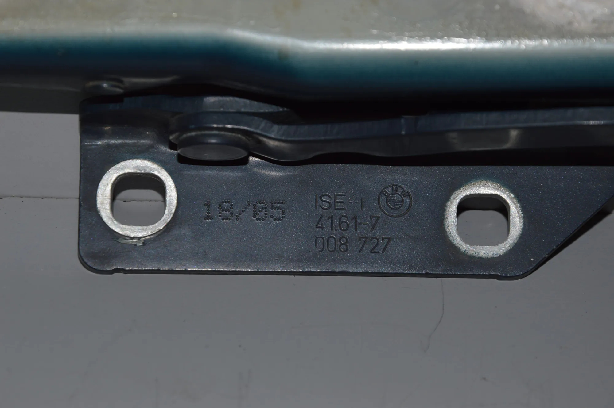 Front Left Bonnet Hinge – OEM 7008727 · BMW 5 (E60) 523 i 2005 – 2