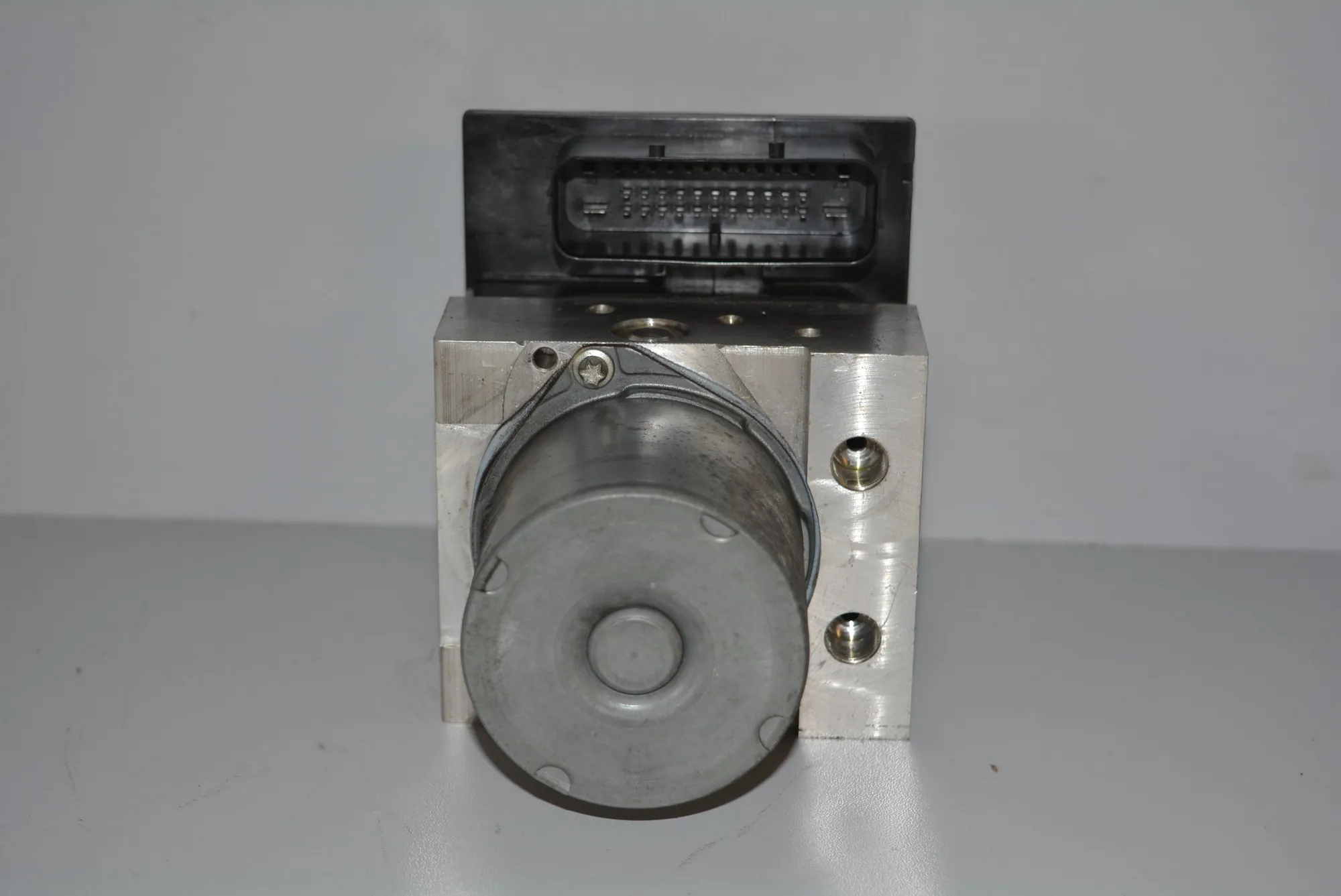 ABS Pump – OEM 67697030265234134 · BMW 5 (E60) 523 i 2005 – 5