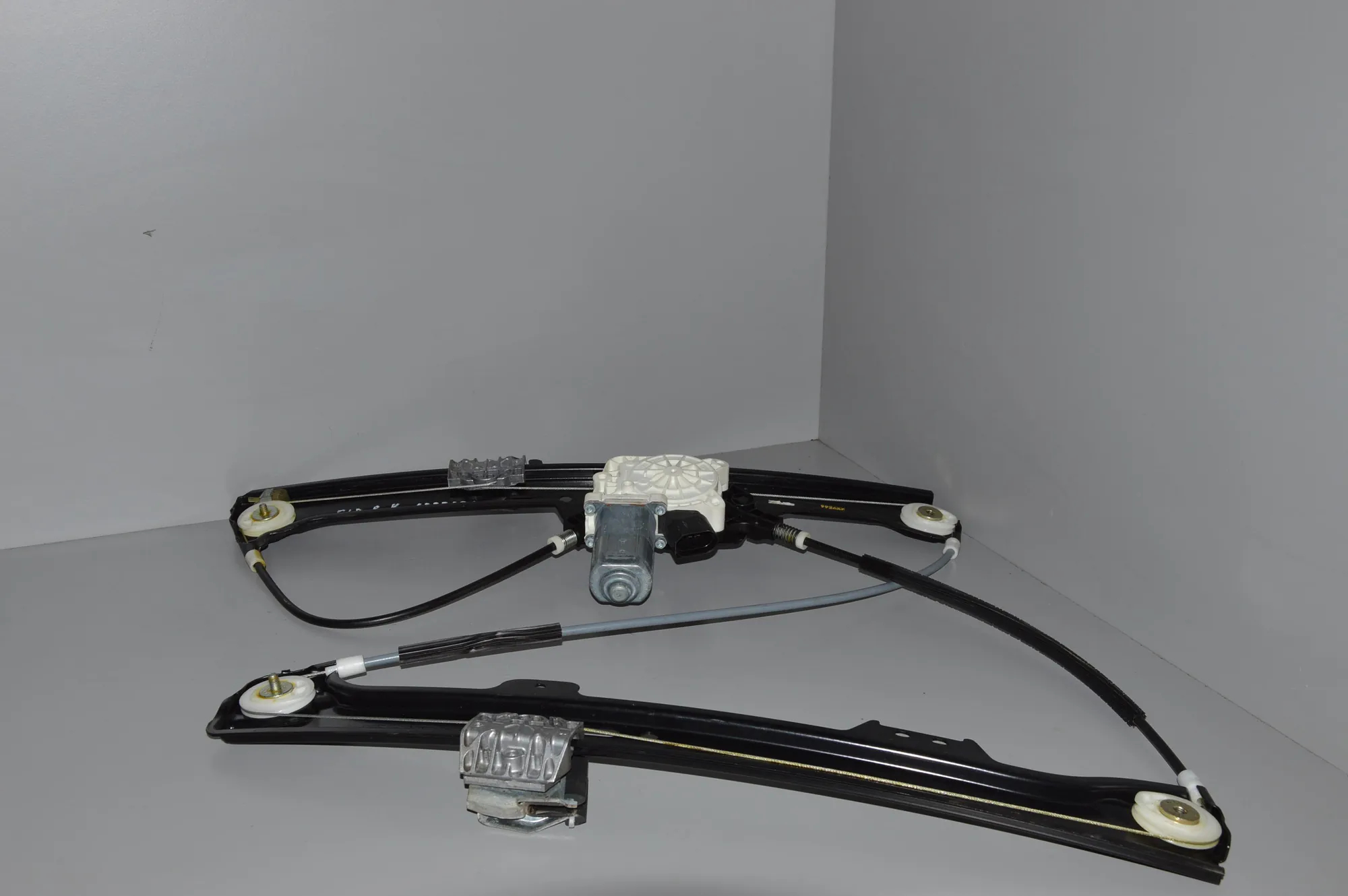 Front Left Door Window Regulator – OEM 70756677034351 · BMW 5 (E60) 523 i 2005 – 3