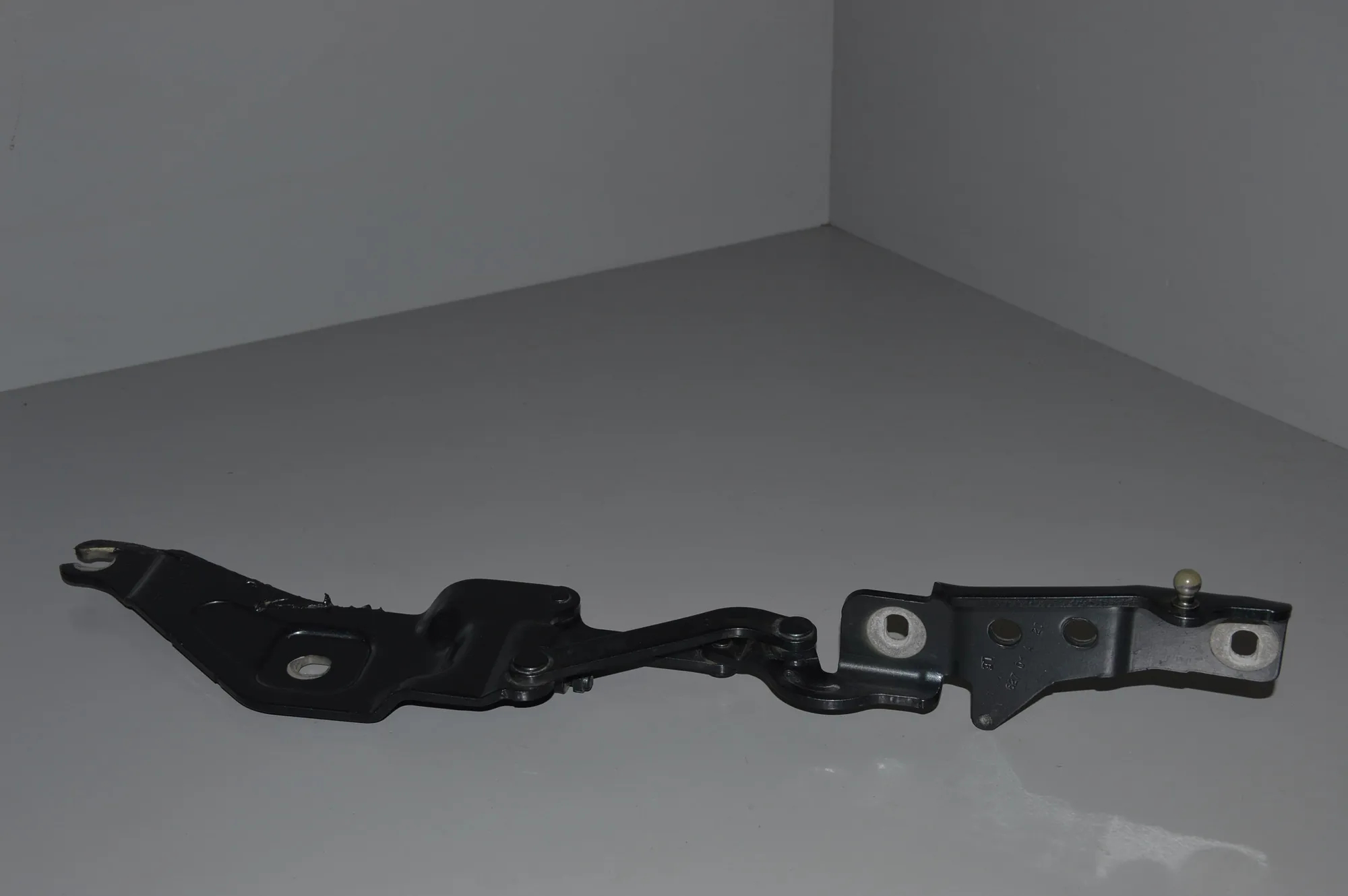 Front Left Bonnet Hinge – OEM 7208627 · BMW X5 (E70) BMW X5 (E70) 2011