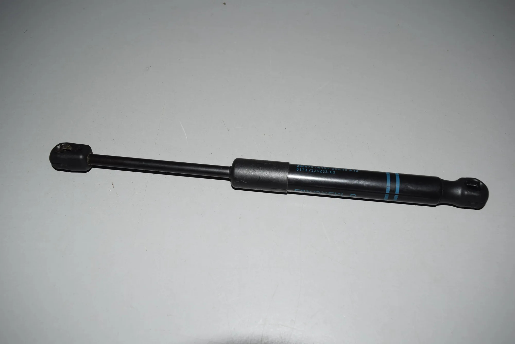 Front Right Bonnet Strut – OEM 7239233 · BMW 3 (F30, F80) BMW 3 (F30, F80) 2013