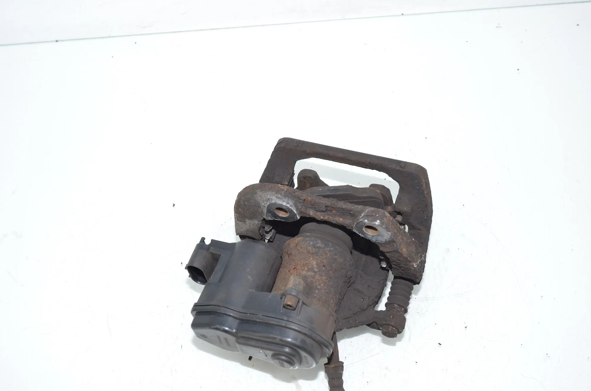 Rear Left Brake Caliper – OEM 6793047 · BMW 5 Touring (F11) 530 d 2012 – 3