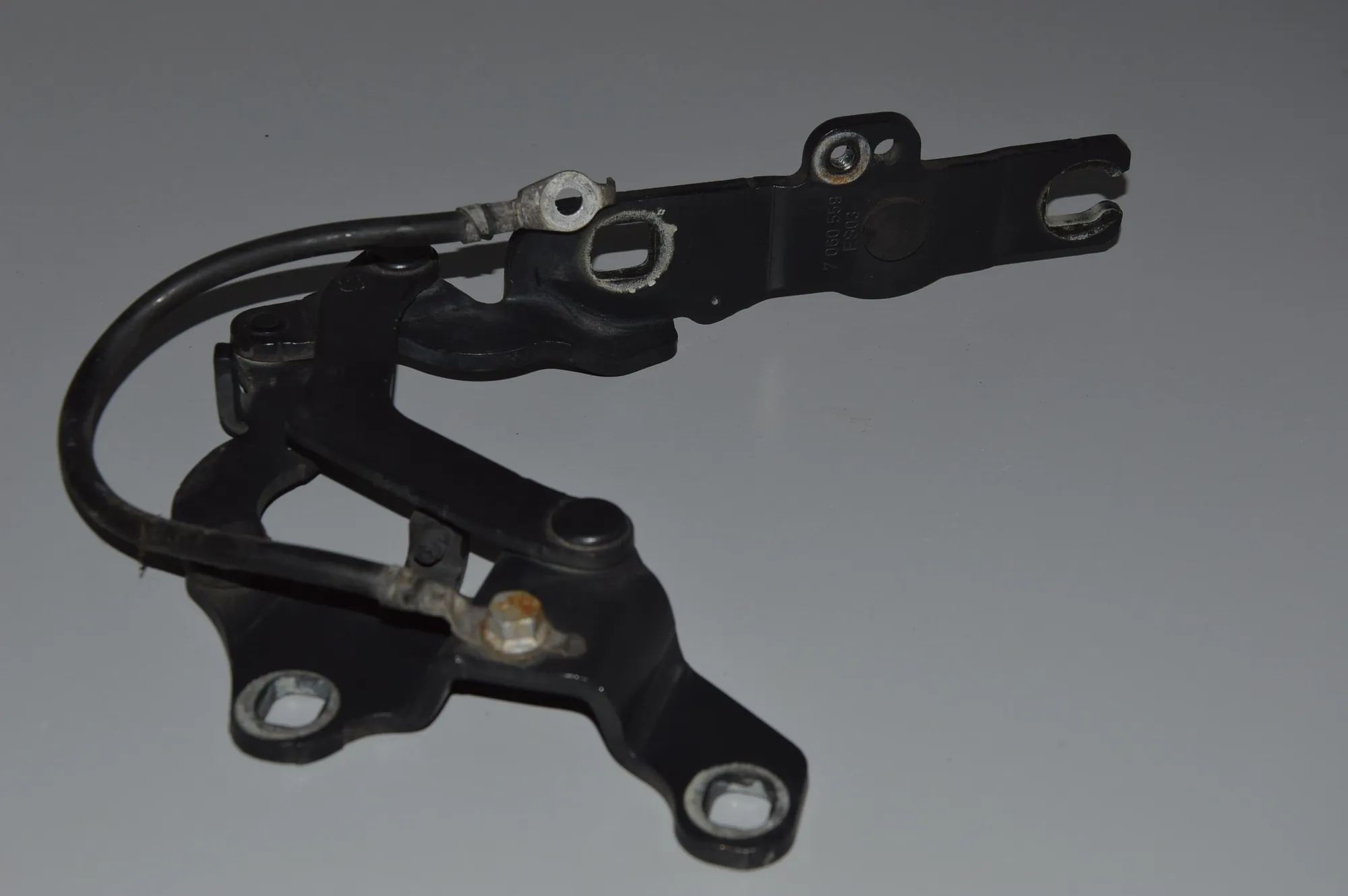 Front Left Bonnet Hinge – OEM 7060559 · BMW 1 (E87) BMW 1 (E87) 120 d 2005 – 2