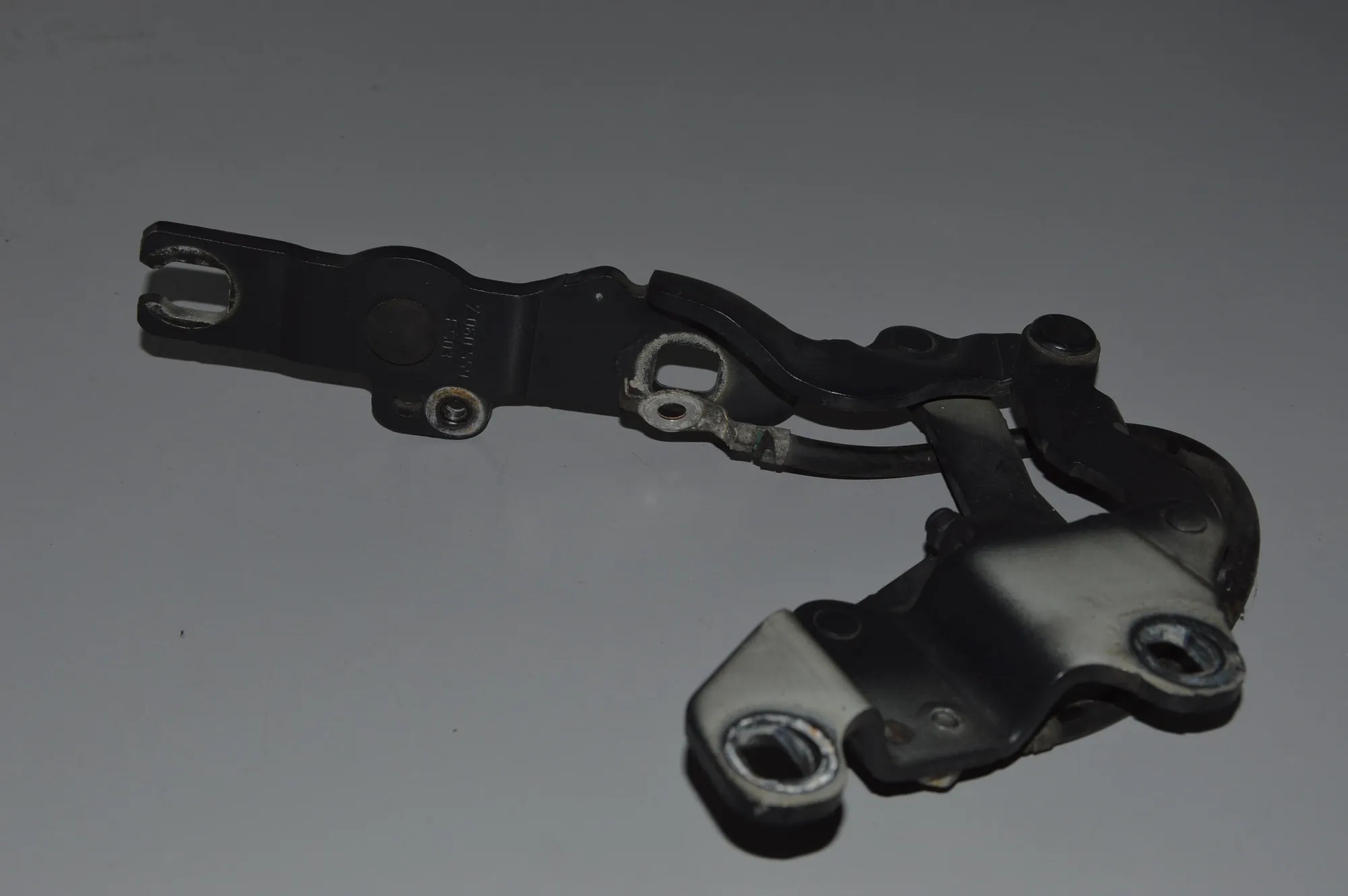 Front Left Bonnet Hinge – OEM 7060559 · BMW 1 (E87) BMW 1 (E87) 120 d 2005