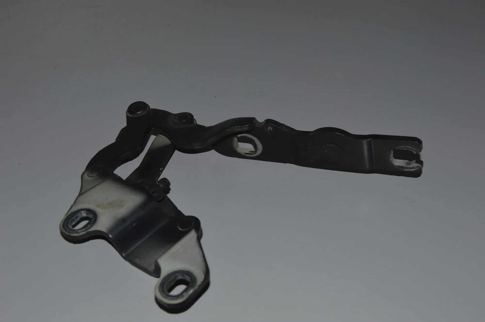 Front Right Bonnet Hinge – OEM 7060560 · BMW 1 (E87) BMW 1 (E87) 120 d 2005 – 3