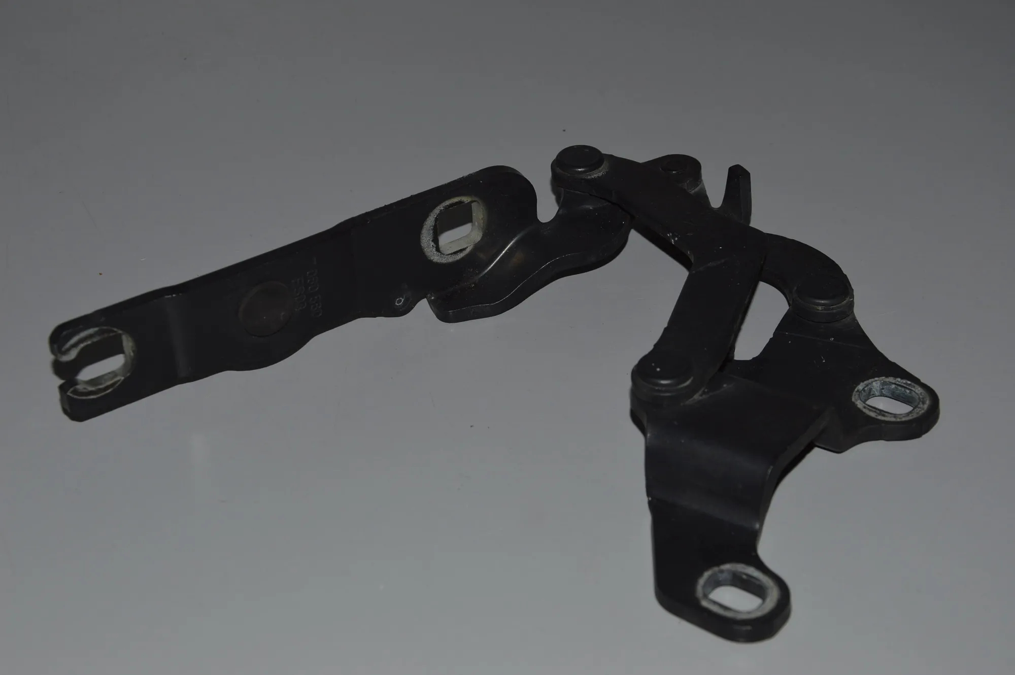 Front Right Bonnet Hinge – OEM 7060560 · BMW 1 (E87) BMW 1 (E87) 120 d 2005 – 2
